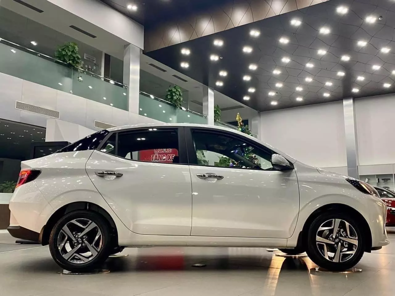 Cần bán xe Hyundai Grand i10 2023, màu trắng, giá tốt-3