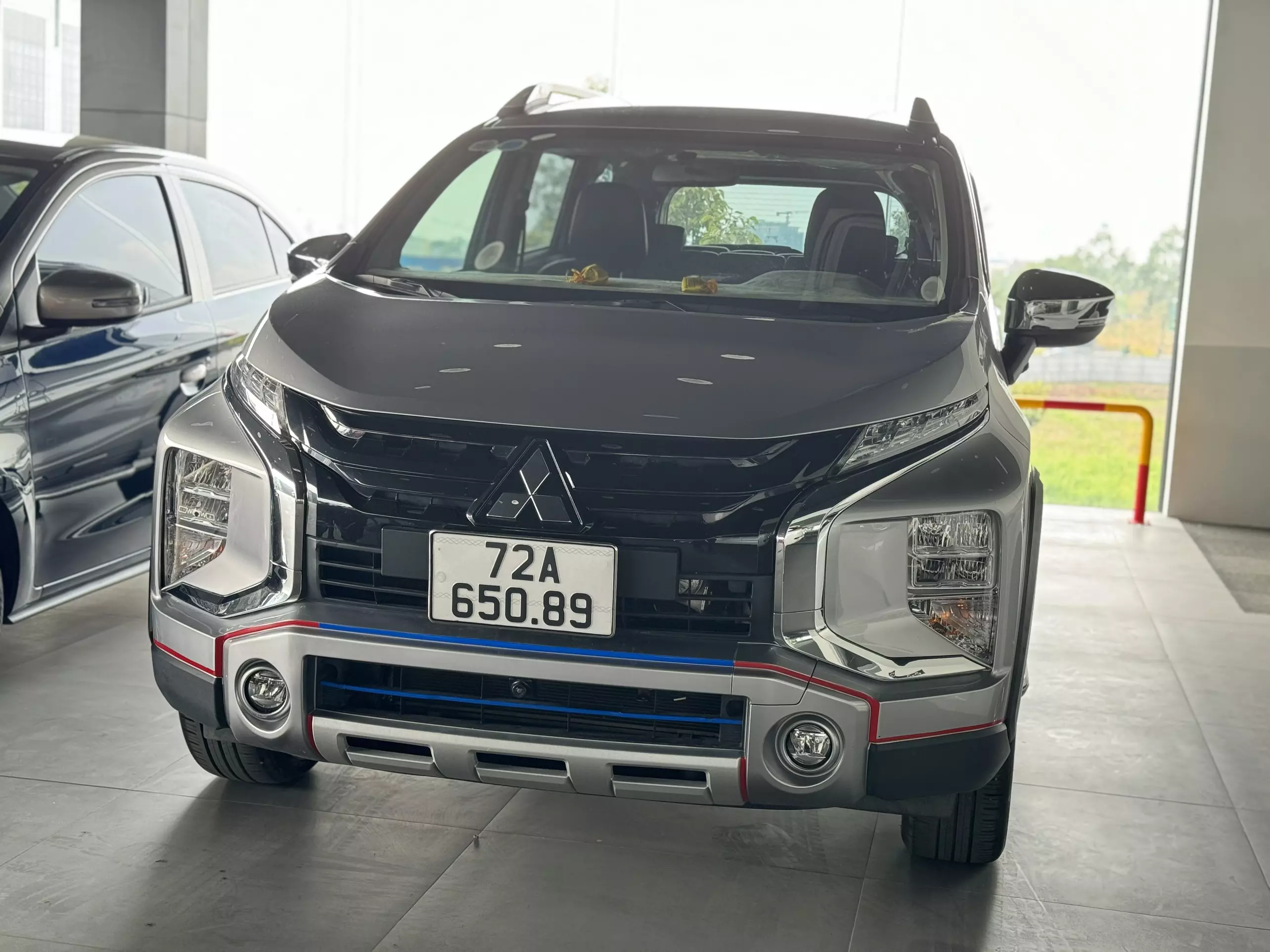 BÁN XE Mitsubishi Xpander Cross Bạc 2022 form mới-0