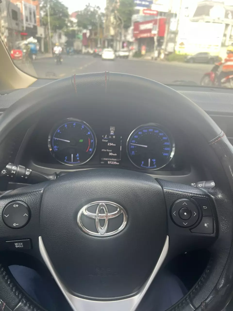 Cần bán nhanh Toyota Corolla Altis 2018 bản 1.8E số tự động-1