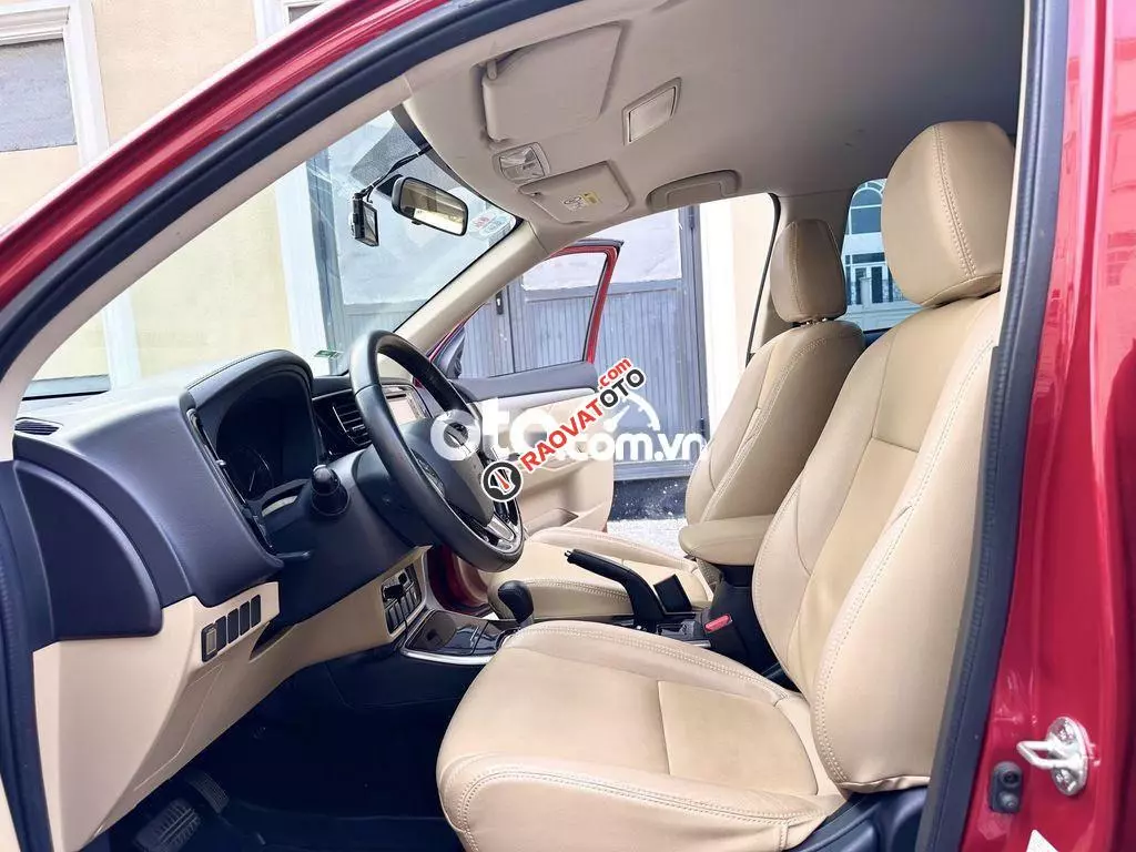 Mitsubishi Outlander 2.0 CVT 2018 màu đỏ biển TP-8