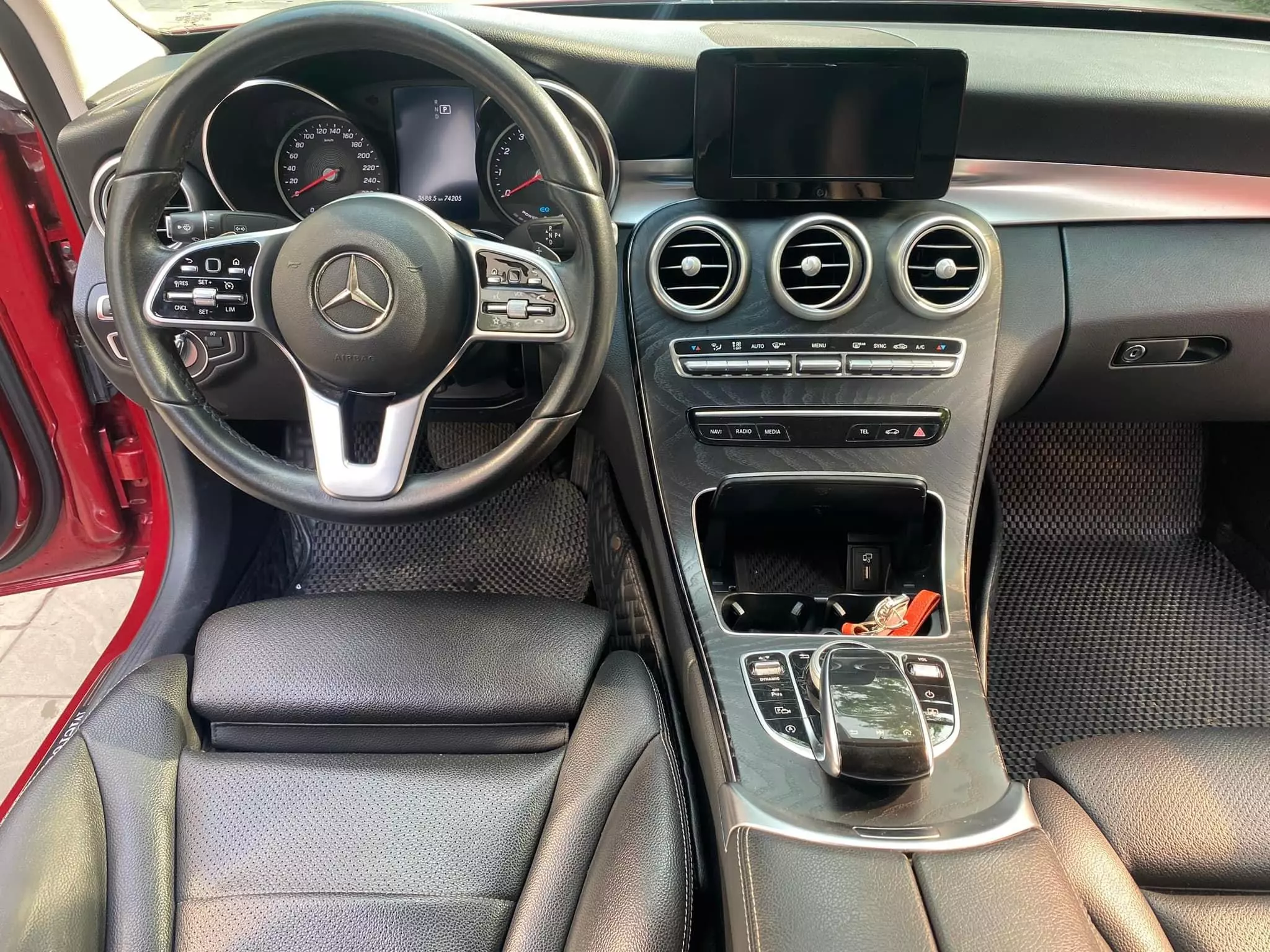 Bán Mercedes C200 sản xuất 2019, một chủ từ mới, xe chạy it cực đẹp.-9