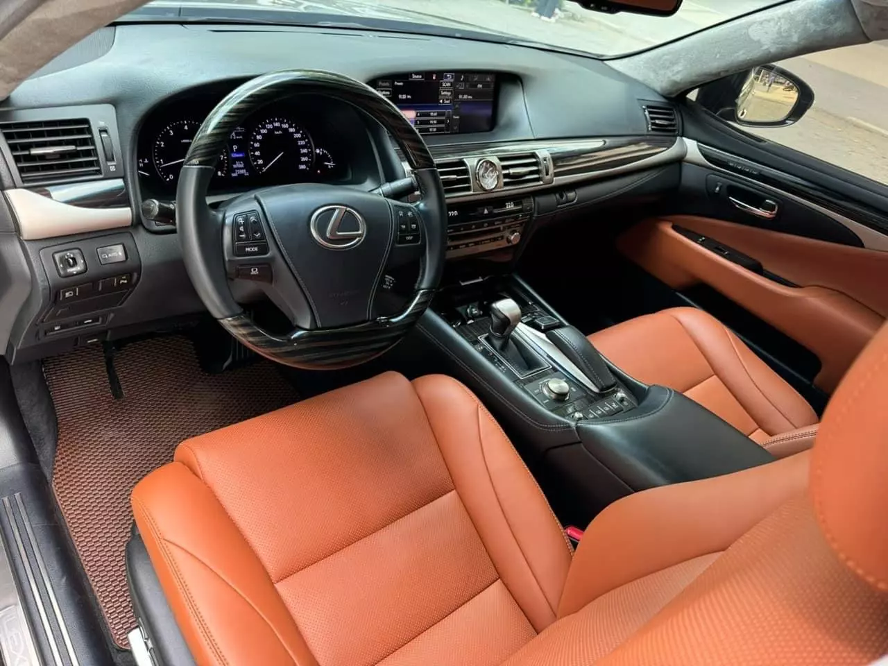 Lexus LS 460L, sản xuất 2015, màu đen, nội thất nâu da bò cực đẹp.-4