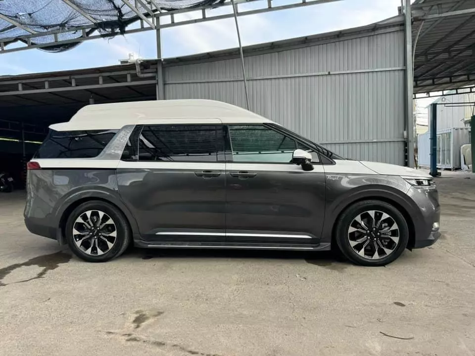 KIA Carnival Royal 2022 phiên bản độ chính hãng-2