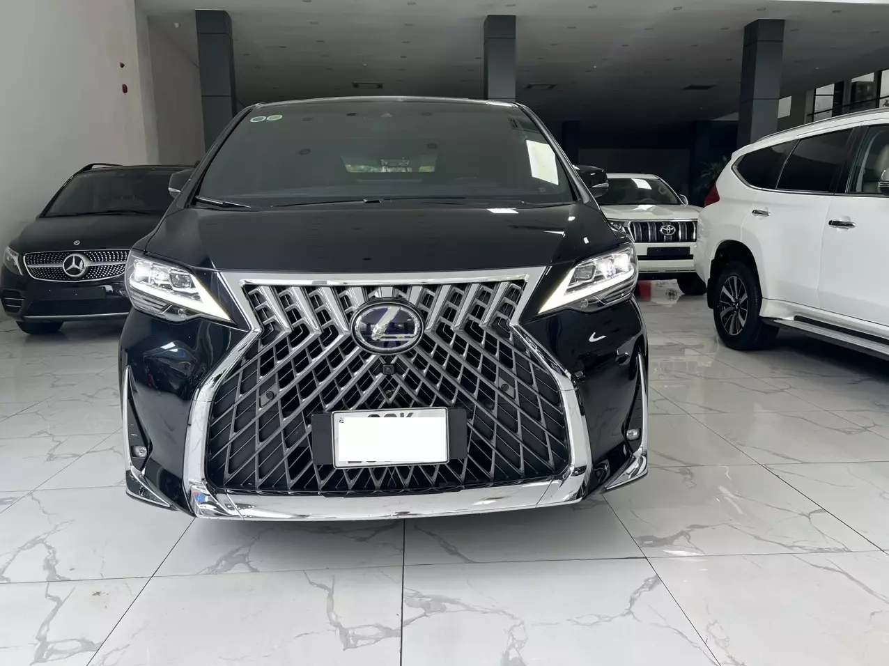 Bán xe Lexus LM300H Royal Lounge sản xuất năm 2021 xe siêu đẹp đi 3 vạn km zin. Xe trang bị 4 ghế VIP thươn-1