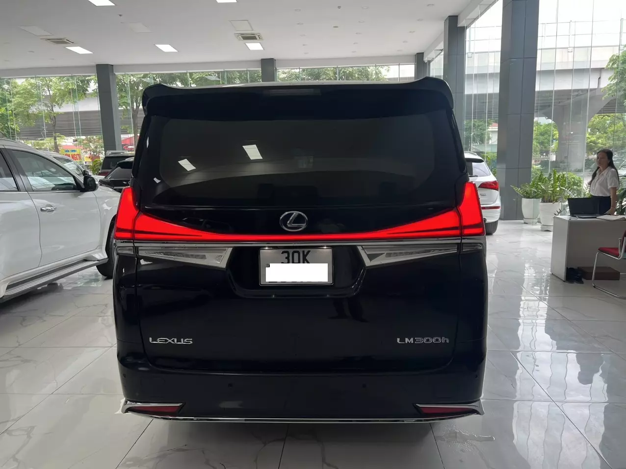 Bán xe Lexus LM300H Royal Lounge sản xuất năm 2021 xe siêu đẹp đi 3 vạn km zin. Xe trang bị 4 ghế VIP thươn-3