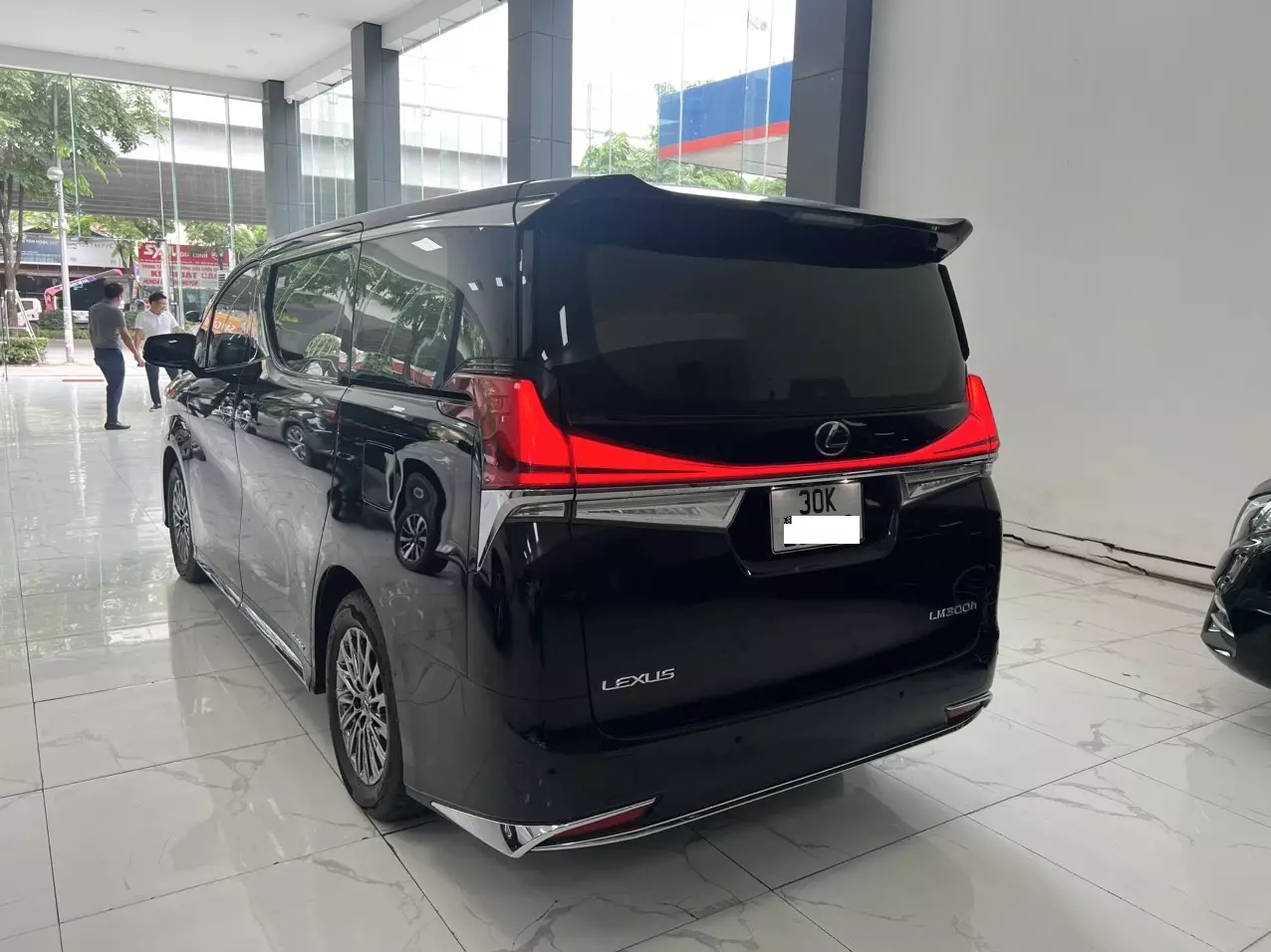 Bán xe Lexus LM300H Royal Lounge sản xuất năm 2021 xe siêu đẹp đi 3 vạn km zin. Xe trang bị 4 ghế VIP thươn-2