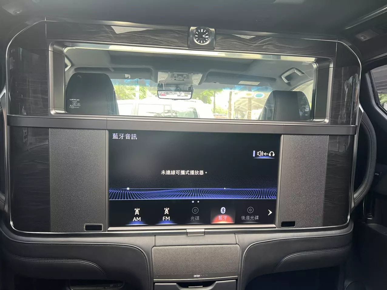 Bán xe Lexus LM300H Royal Lounge sản xuất năm 2021 xe siêu đẹp đi 3 vạn km zin. Xe trang bị 4 ghế VIP thươn-4