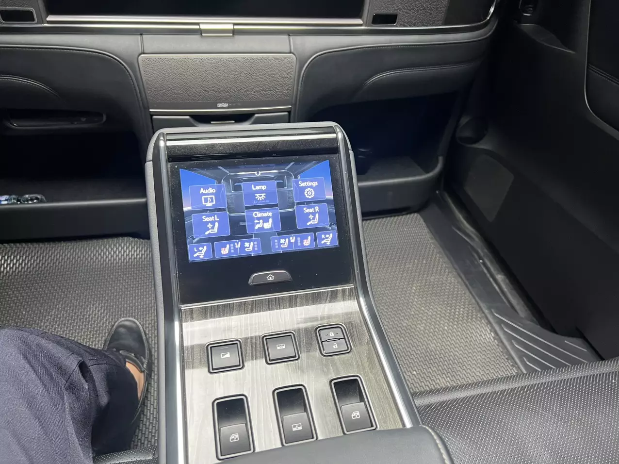 Bán xe Lexus LM300H Royal Lounge sản xuất năm 2021 xe siêu đẹp đi 3 vạn km zin. Xe trang bị 4 ghế VIP thươn-5