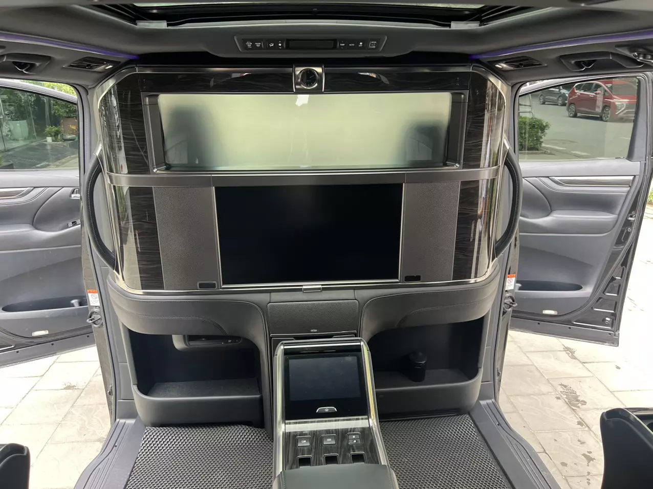 Bán xe Lexus LM300H Royal Lounge sản xuất năm 2021 xe siêu đẹp đi 3 vạn km zin. Xe trang bị 4 ghế VIP thươn-6