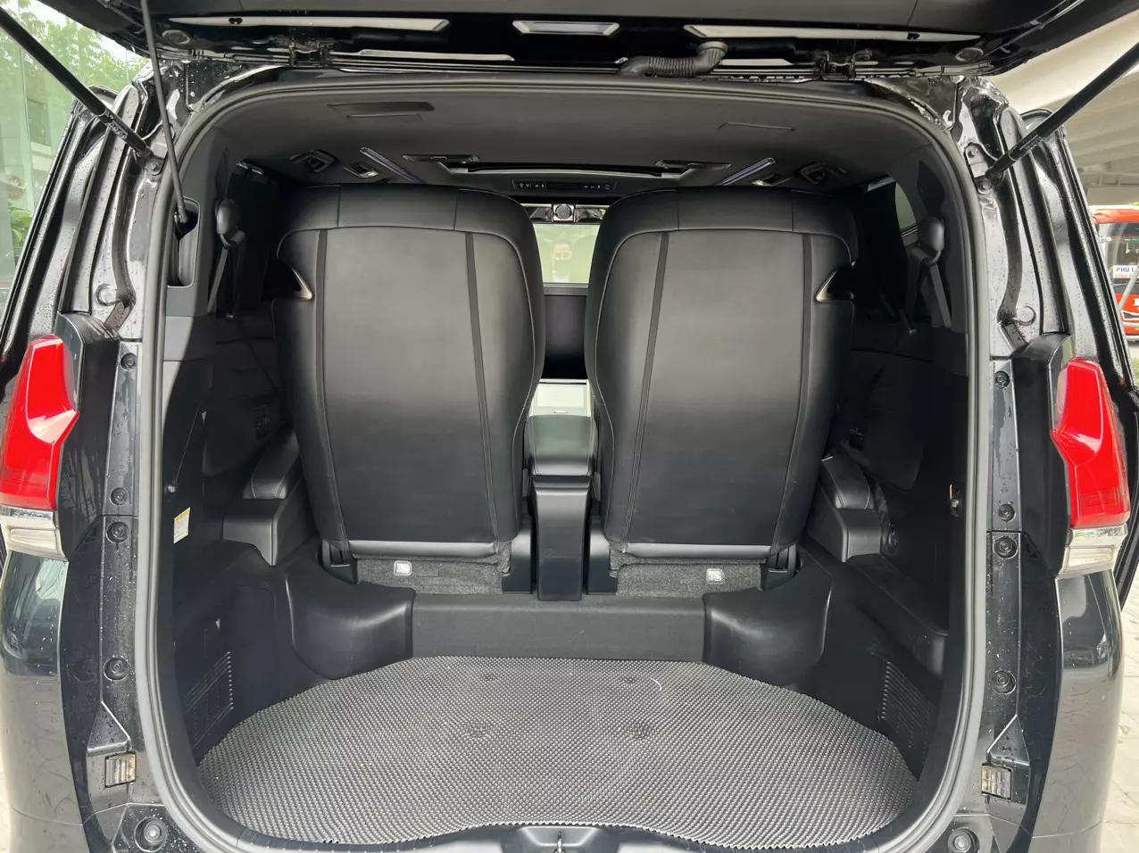 Bán xe Lexus LM300H Royal Lounge sản xuất năm 2021 xe siêu đẹp đi 3 vạn km zin. Xe trang bị 4 ghế VIP thươn-8