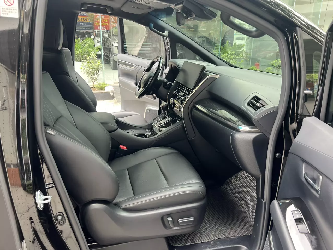 Bán xe Lexus LM300H Royal Lounge sản xuất năm 2021 xe siêu đẹp đi 3 vạn km zin. Xe trang bị 4 ghế VIP thươn-7