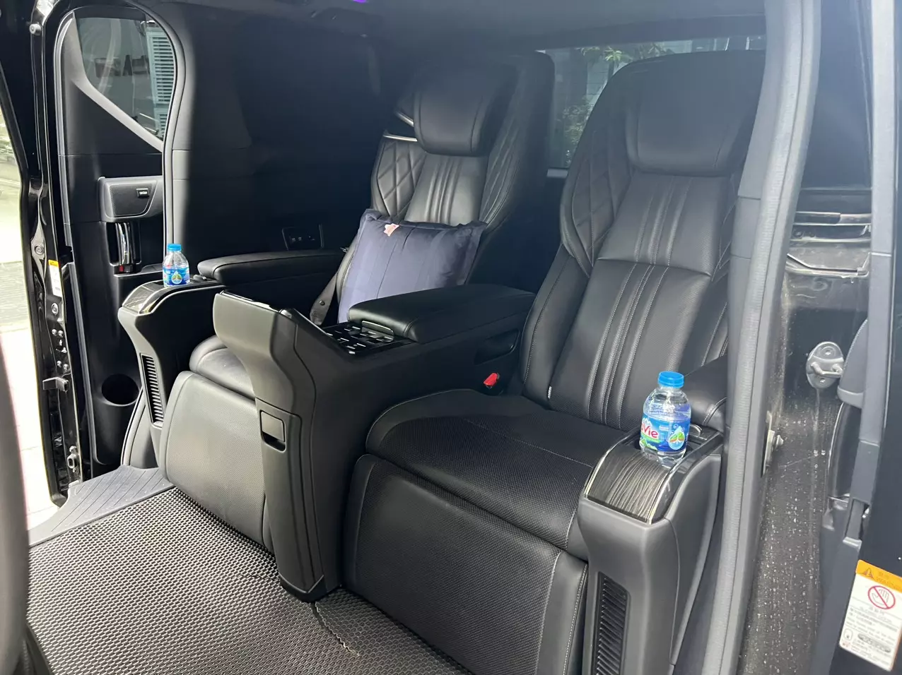 Bán xe Lexus LM300H Royal Lounge sản xuất năm 2021 xe siêu đẹp đi 3 vạn km zin. Xe trang bị 4 ghế VIP thươn-9