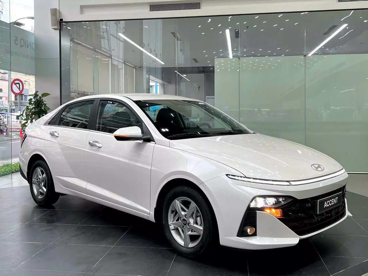 Cần bán xe hyundai ALL NEW ACCENT 2024 màu trắng mới-2