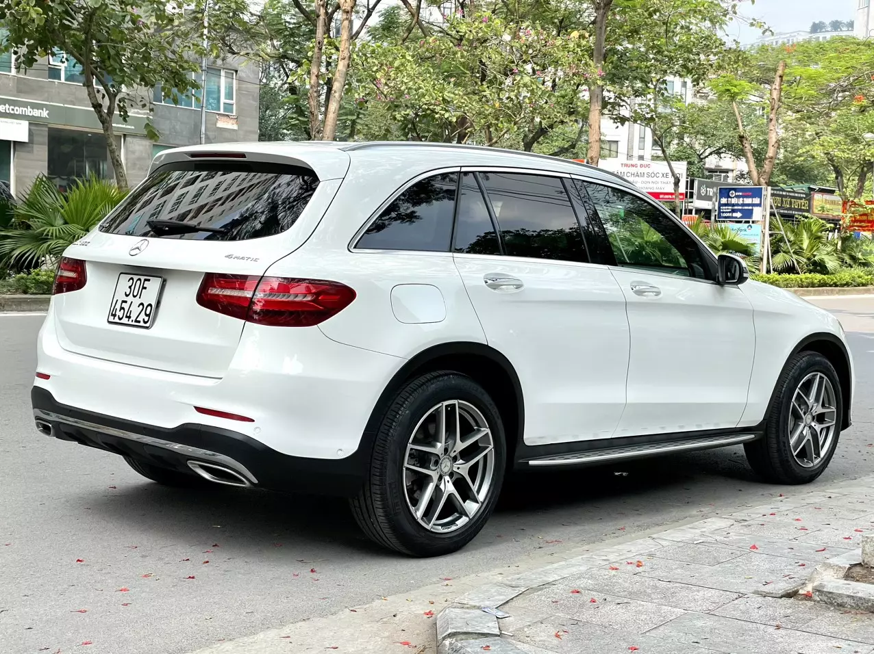 Cần ra nhanh xe GLC300-4matic sx 2016 -2