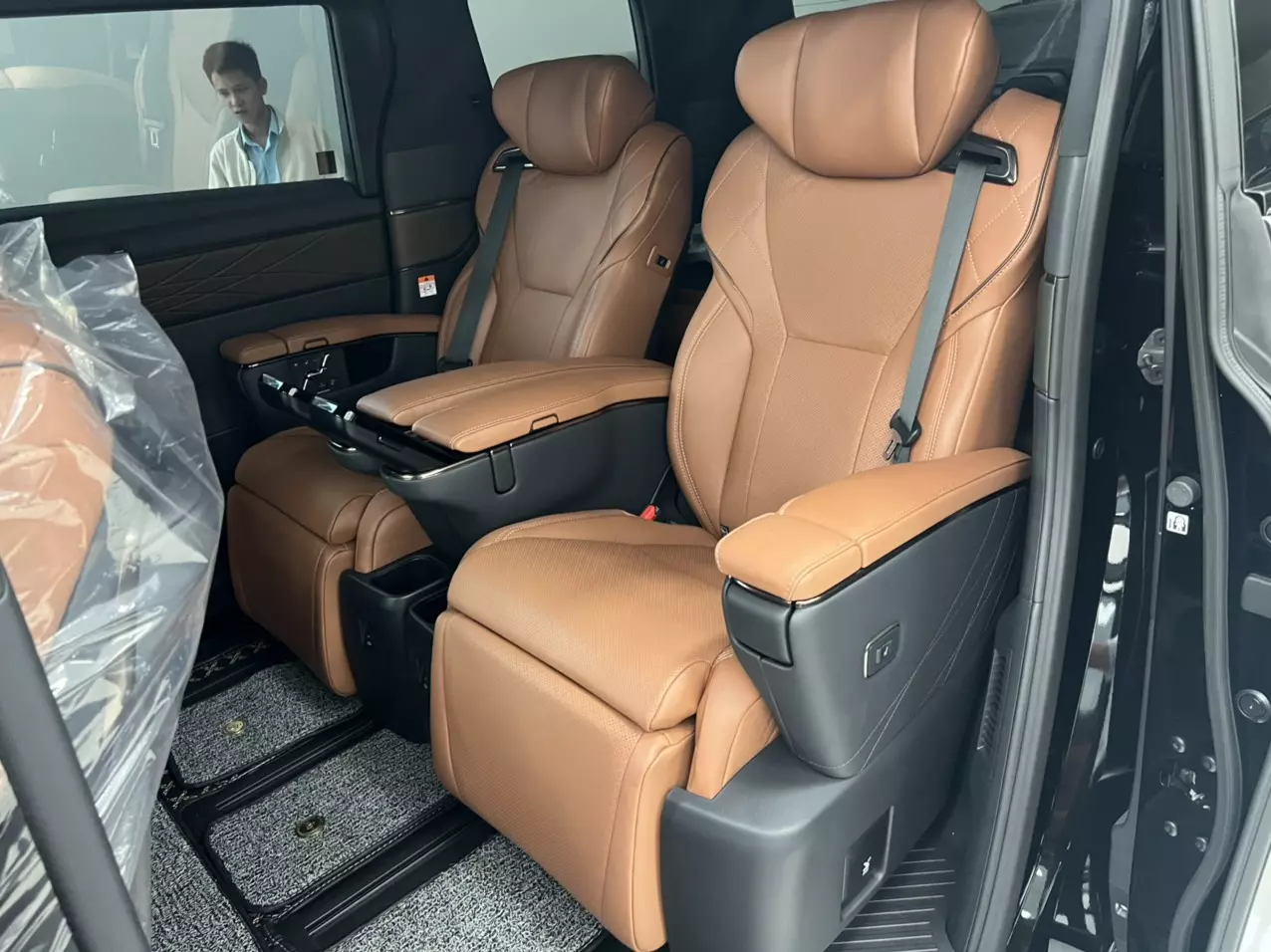 Giao ngay Toyota Alphard Hybrid Màu Đen nội thất Nâu xe mới 100% sản xuất năm 2024.-6