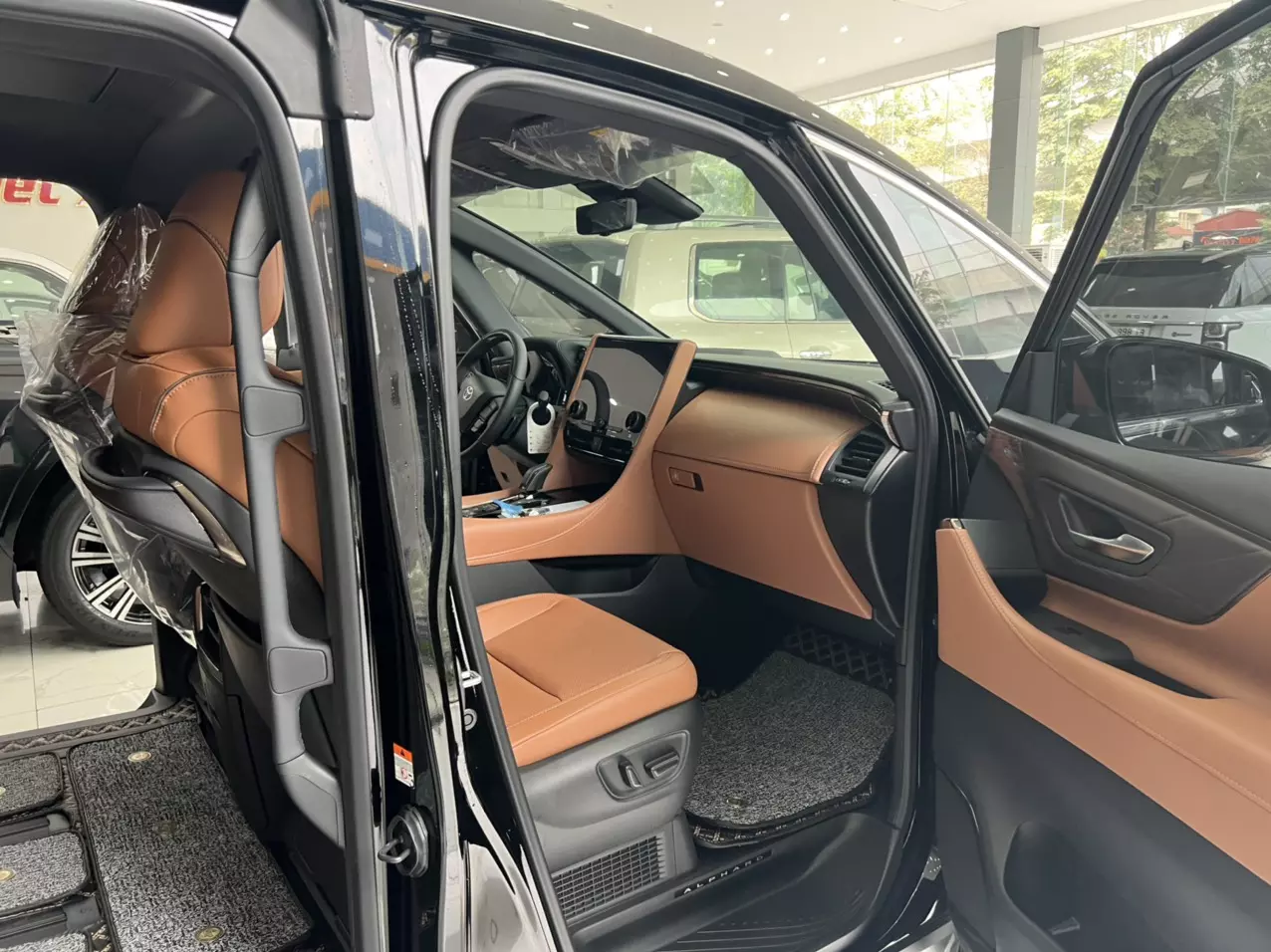 Giao ngay Toyota Alphard Hybrid Màu Đen nội thất Nâu xe mới 100% sản xuất năm 2024.-8
