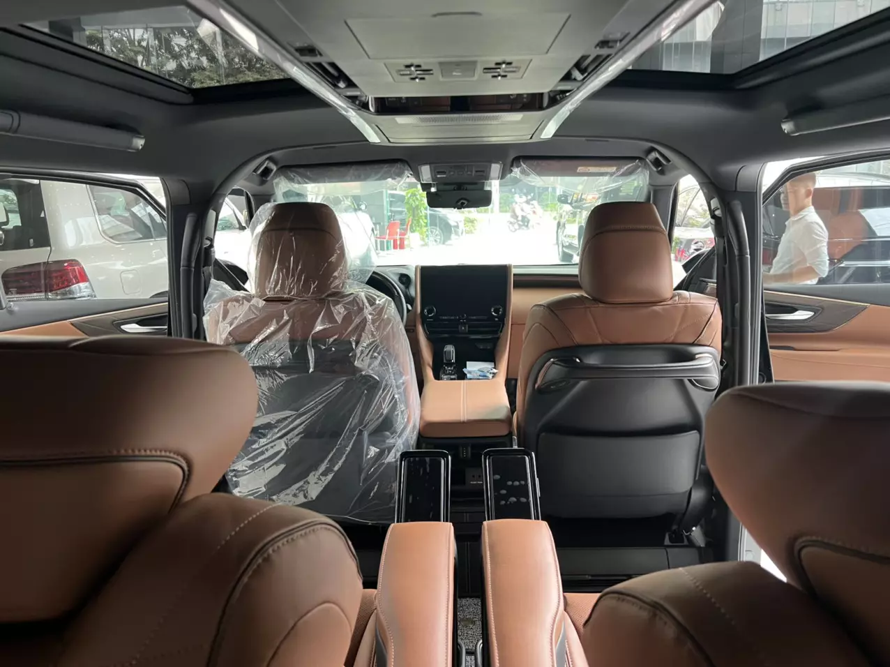 Giao ngay Toyota Alphard Hybrid Màu Đen nội thất Nâu xe mới 100% sản xuất năm 2024.-7