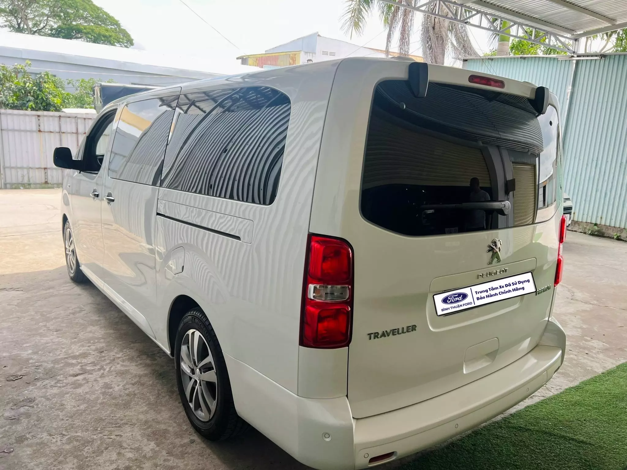 Peugeot Traveller Premium 7S 2021 Đăng ký 2022 Lướt 7.600 Km ( Như xe mới )-2