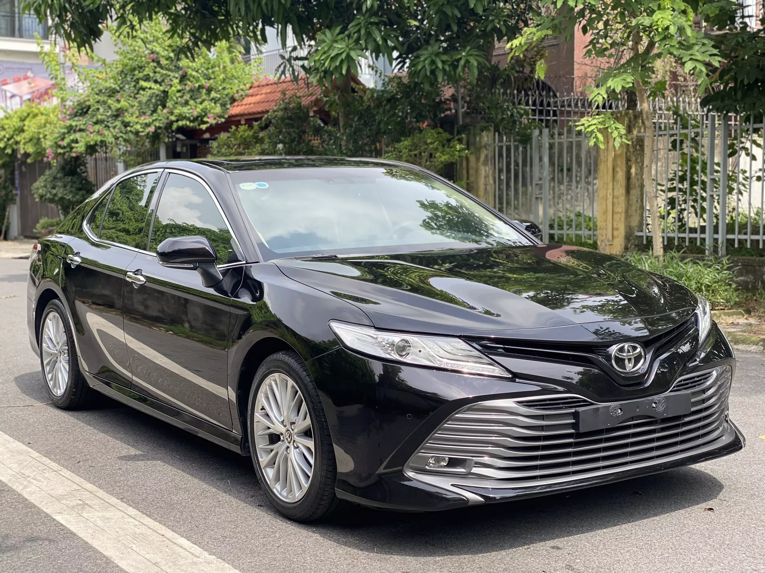 Chính chủ cần bán nhanh Toyota Camry 2.5Q 2021-0