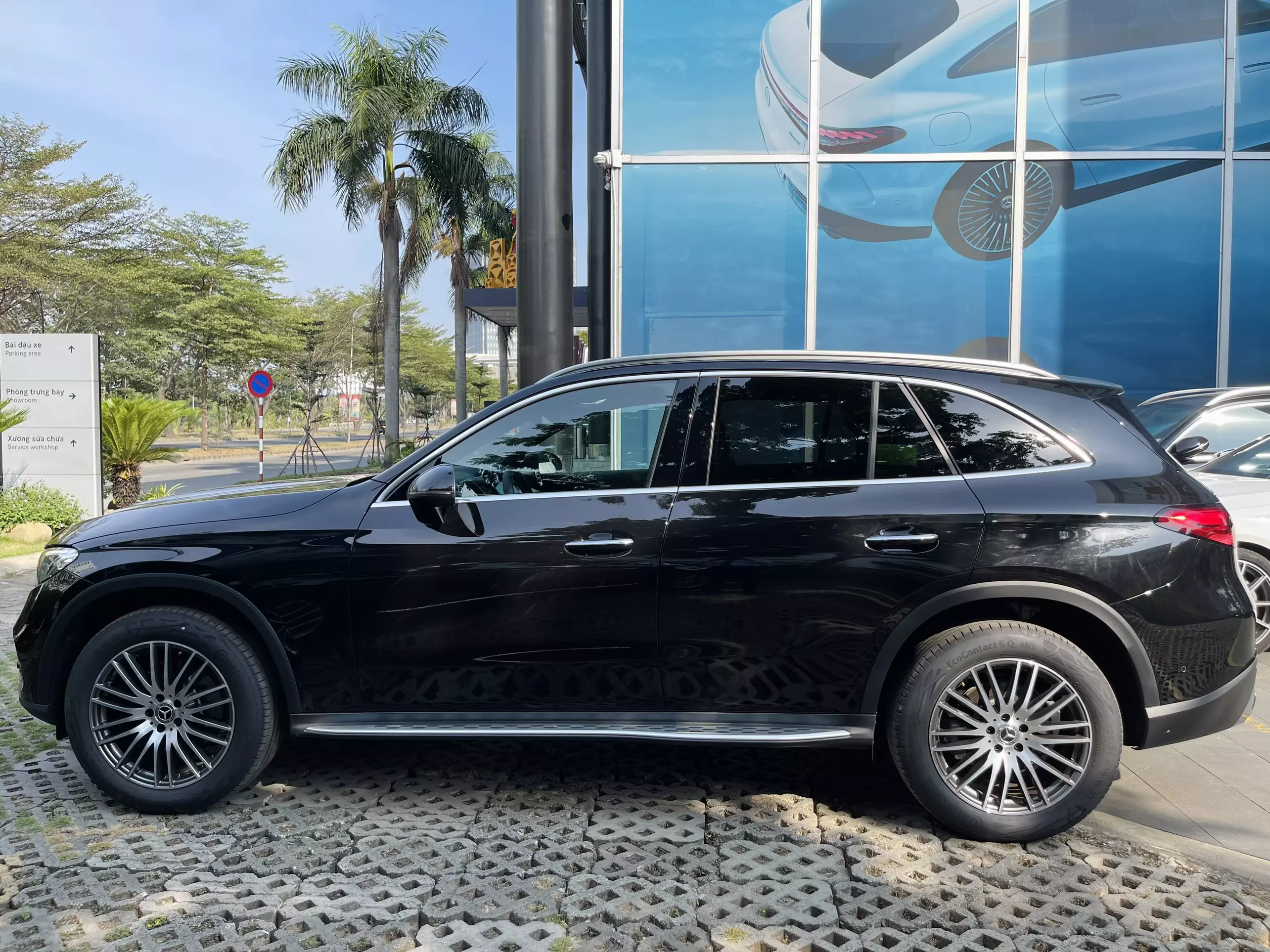 Cần Bán Mercedes GLC200 4matic 2023 Màu Đen, Siêu Lướt 5.000 Km-0