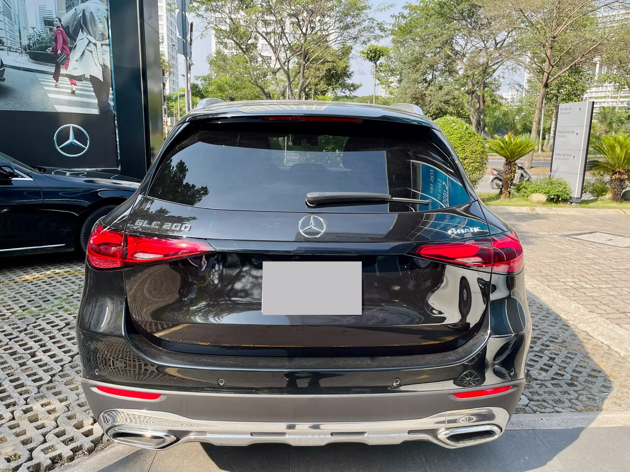 Cần Bán Mercedes GLC200 4matic 2023 Màu Đen, Siêu Lướt 5.000 Km-1