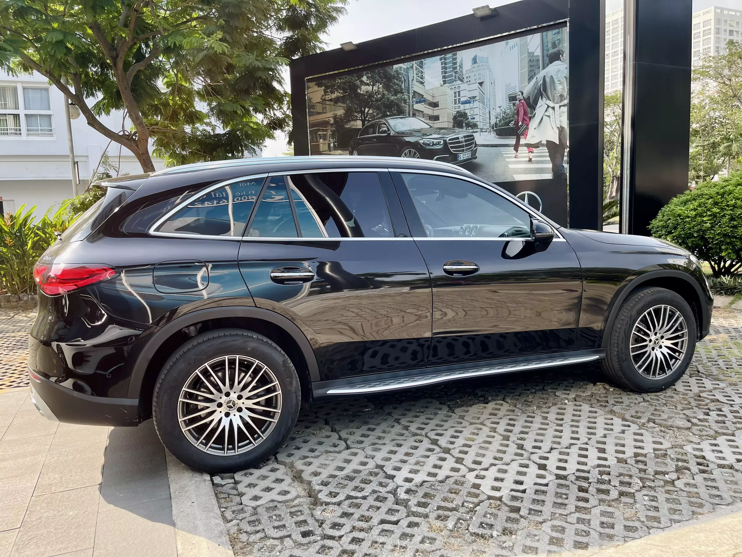 Cần Bán Mercedes GLC200 4matic 2023 Màu Đen, Siêu Lướt 5.000 Km-2