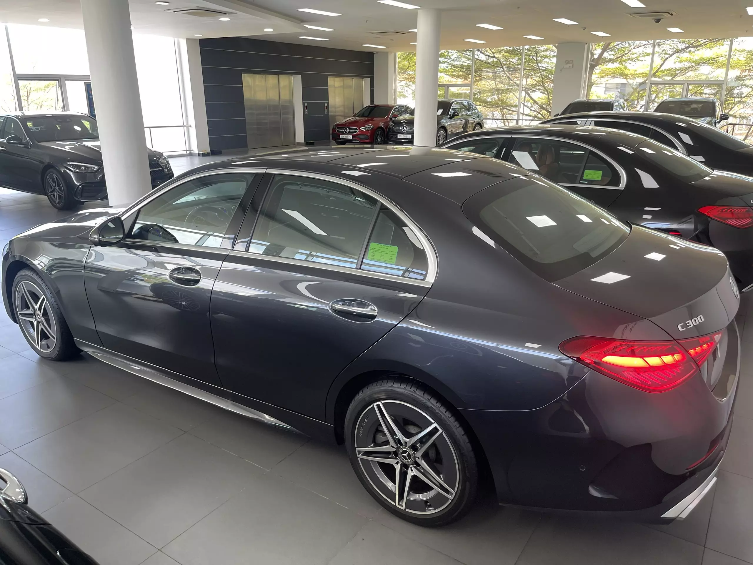 Đại lý Mercedes Quận 7 cần bán C300 AMG, xe lướt nội bộ của Hãng-7