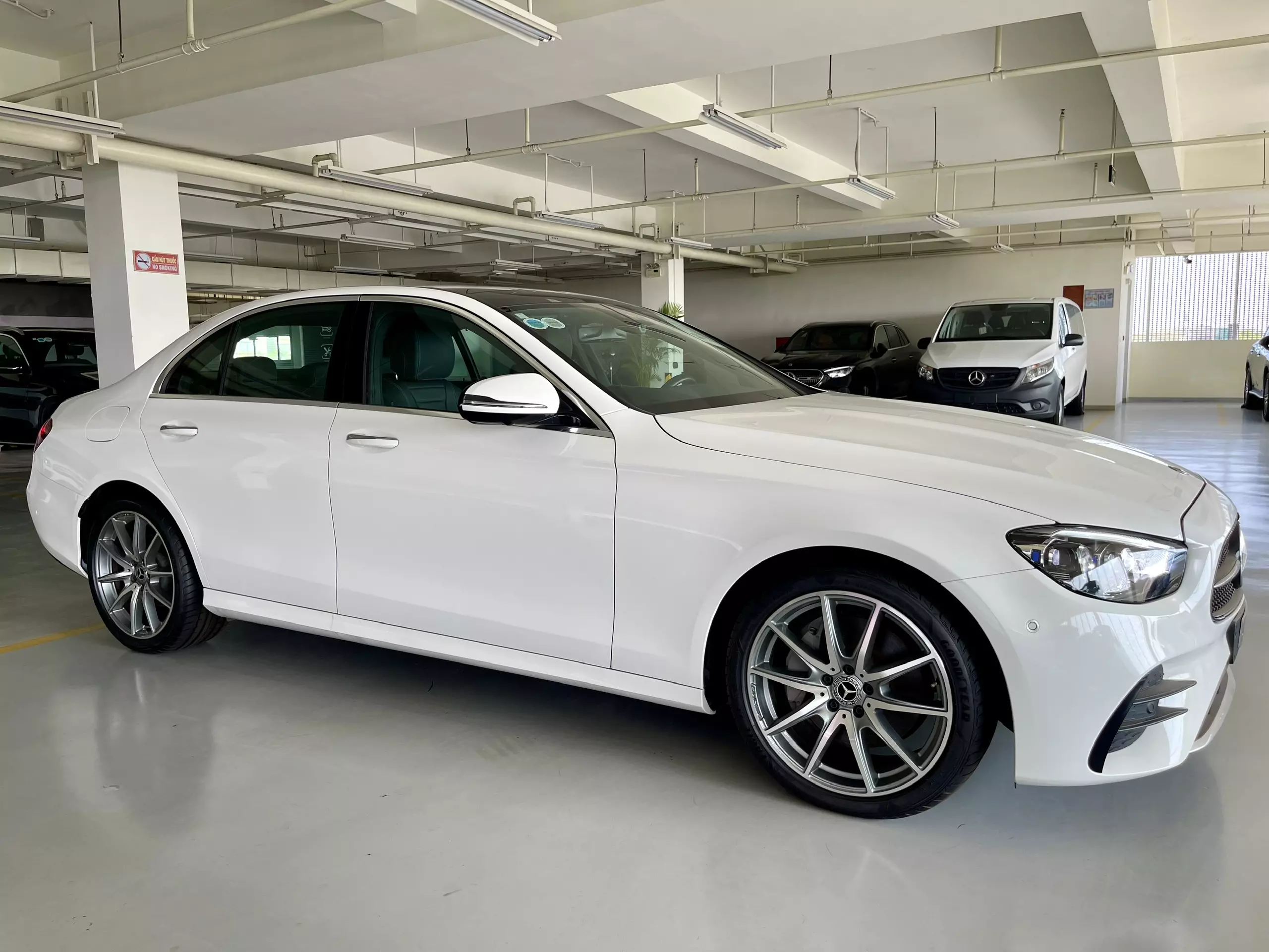 Đại Lý Mercedes Quận 7 Bán E300 AMG Trắng, Siêu Lướt 6.500 Km-1