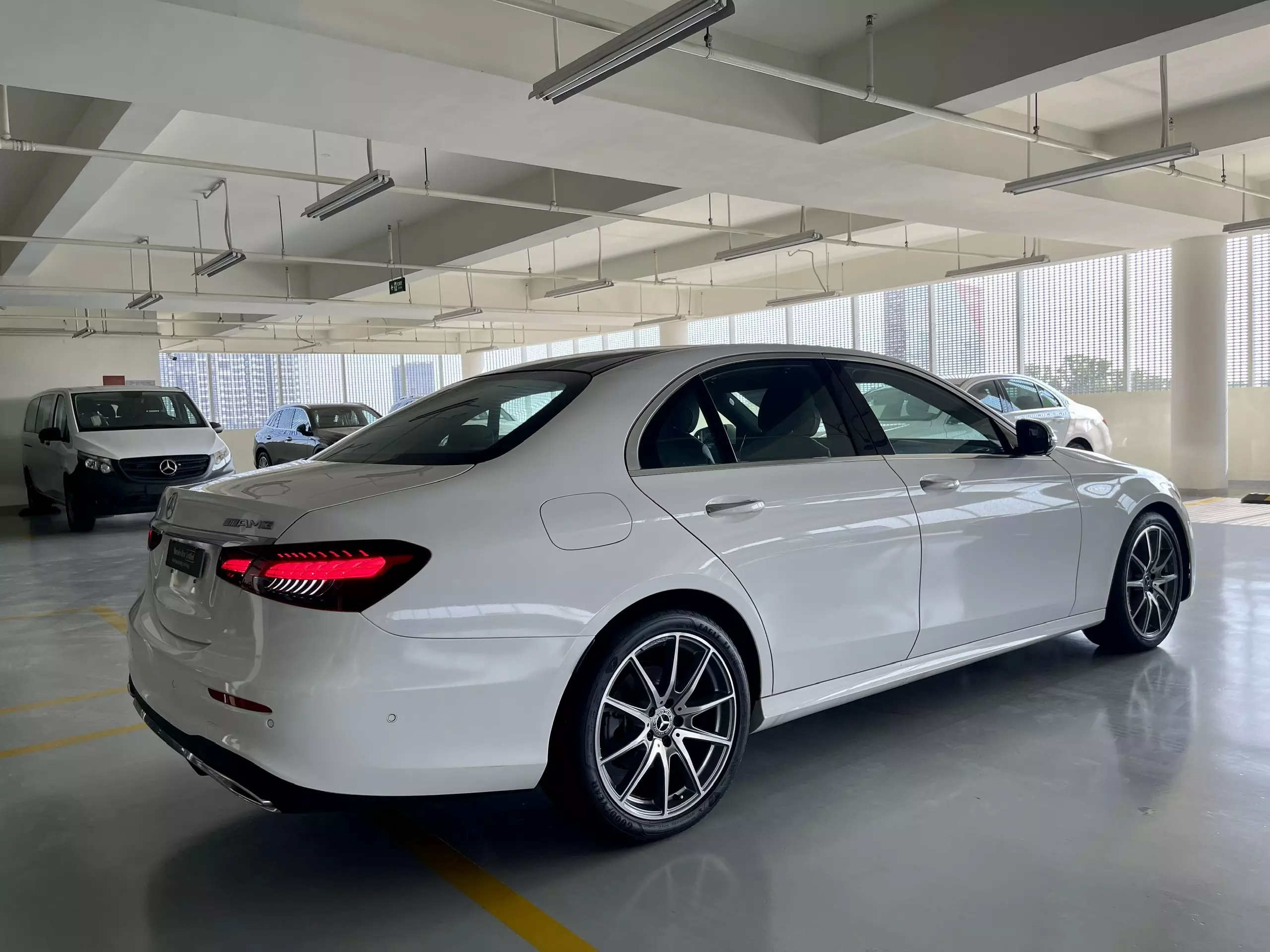 Đại Lý Mercedes Quận 7 Bán E300 AMG Trắng, Siêu Lướt 6.500 Km-3