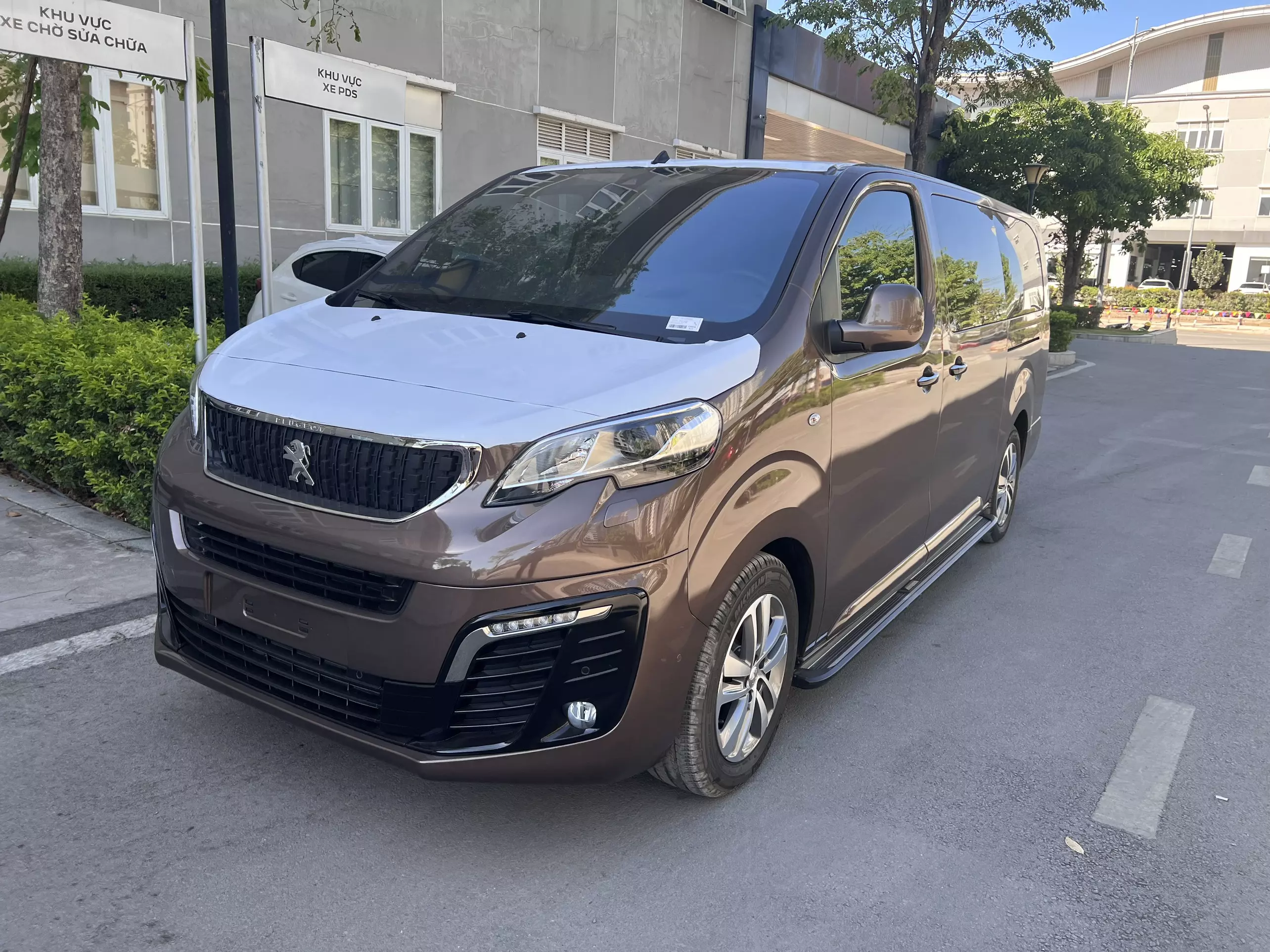 Bán Peugeot Traveller Premium 2024, màu nâu-0