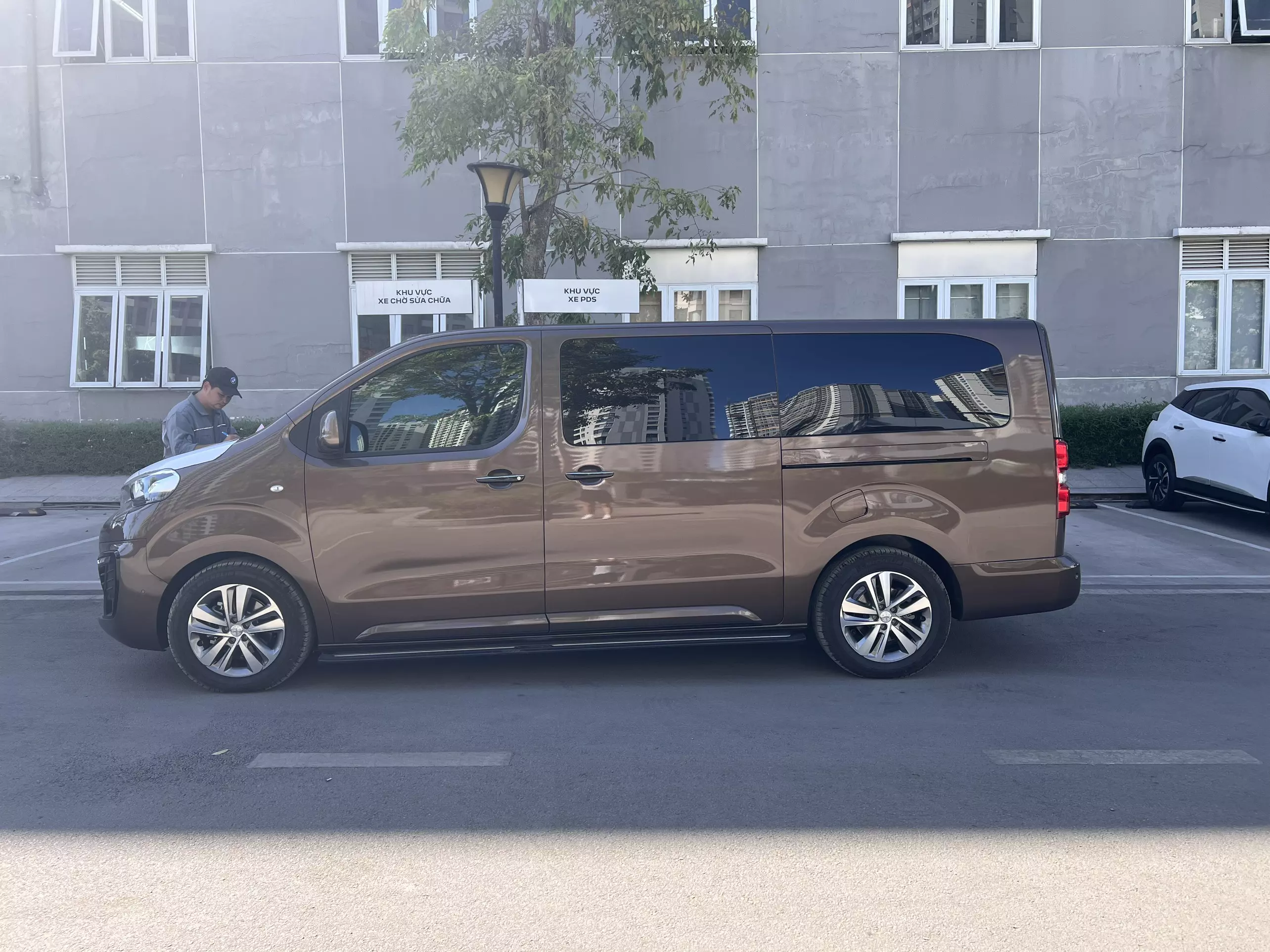 Bán Peugeot Traveller Premium 2024, màu nâu-5