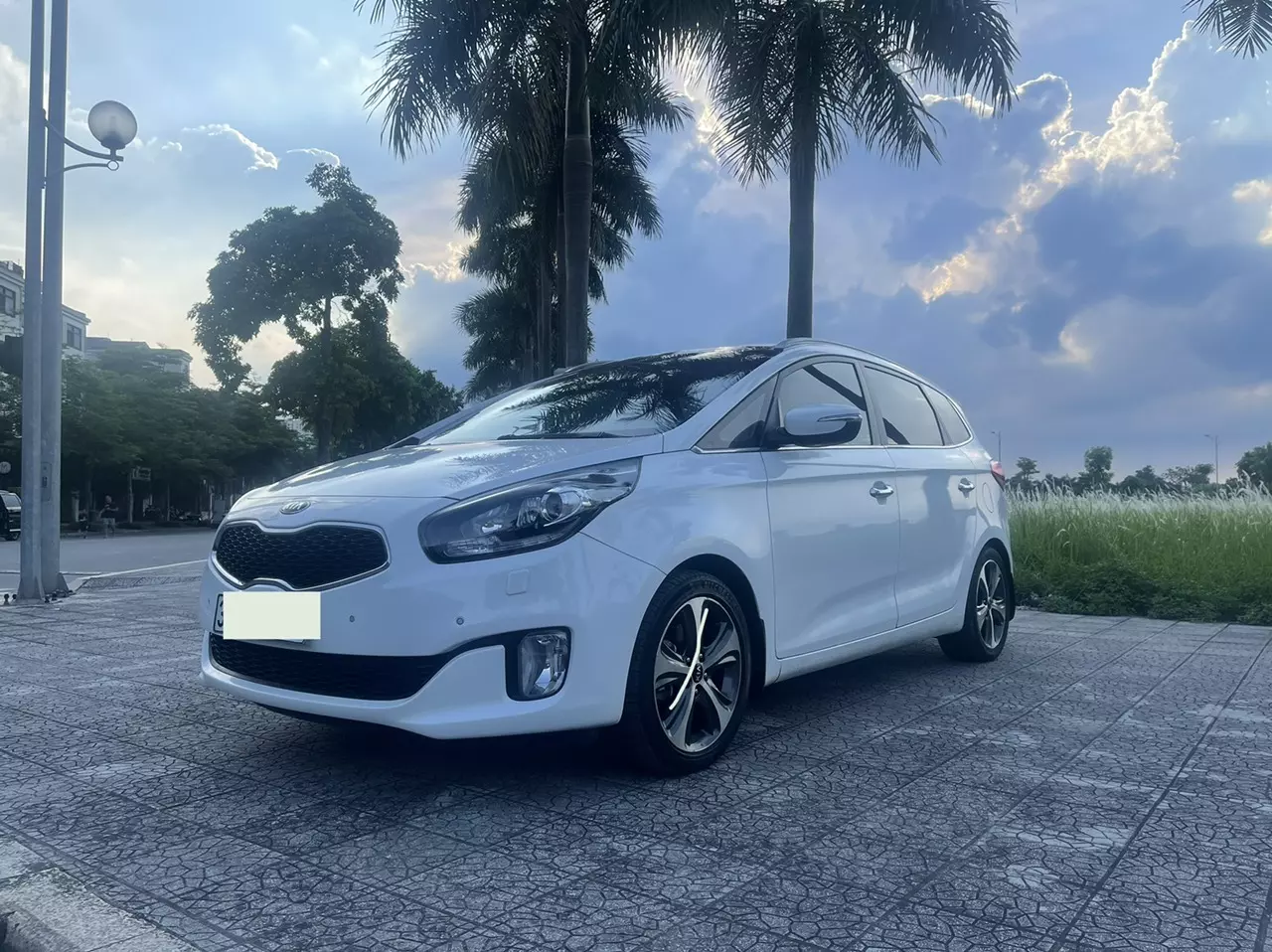 Chính chủ bán xe Kia Rondo máy xăng 2.0,bản full -0