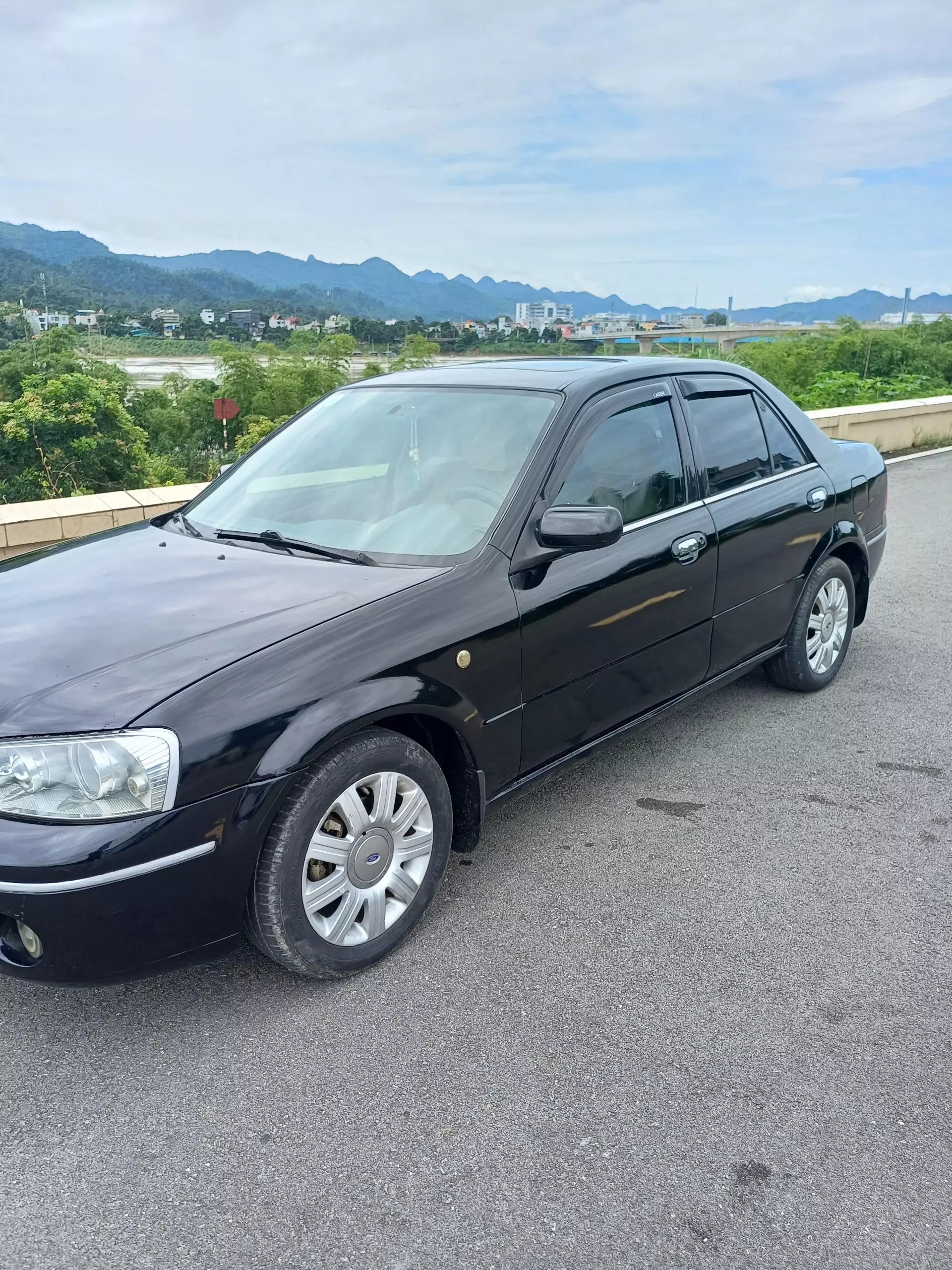 CẦN BÁN XE  FORD  LASER 2004 AT-0