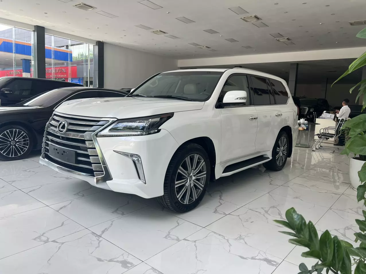 Bán xe Lexus LX570 sản xuất năm 2016 xe đăng ký cá nhân, màu trắng nội thất kem-1