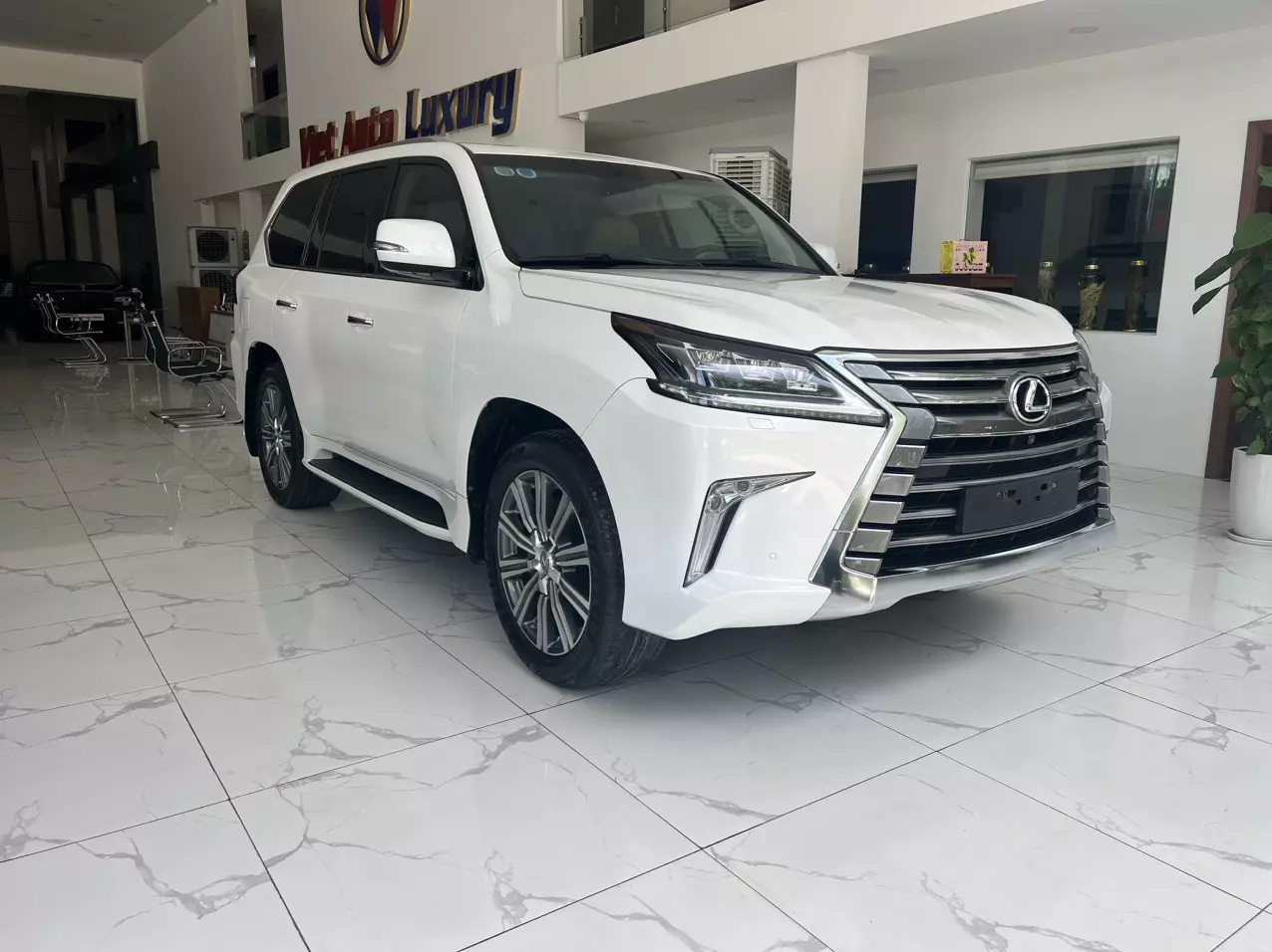 Bán xe Lexus LX570 sản xuất năm 2016 xe đăng ký cá nhân, màu trắng nội thất kem-2