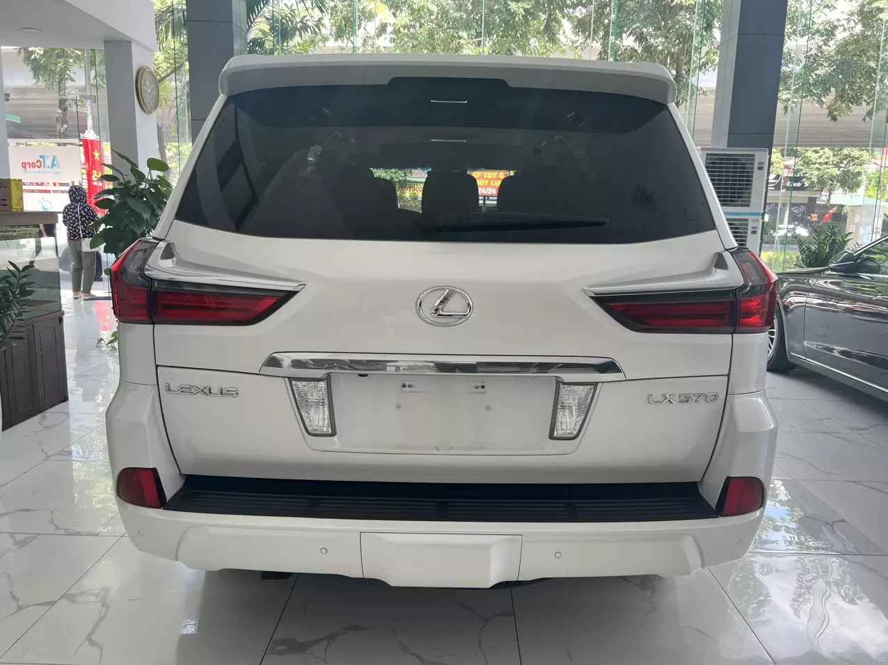 Bán xe Lexus LX570 sản xuất năm 2016 xe đăng ký cá nhân, màu trắng nội thất kem-4