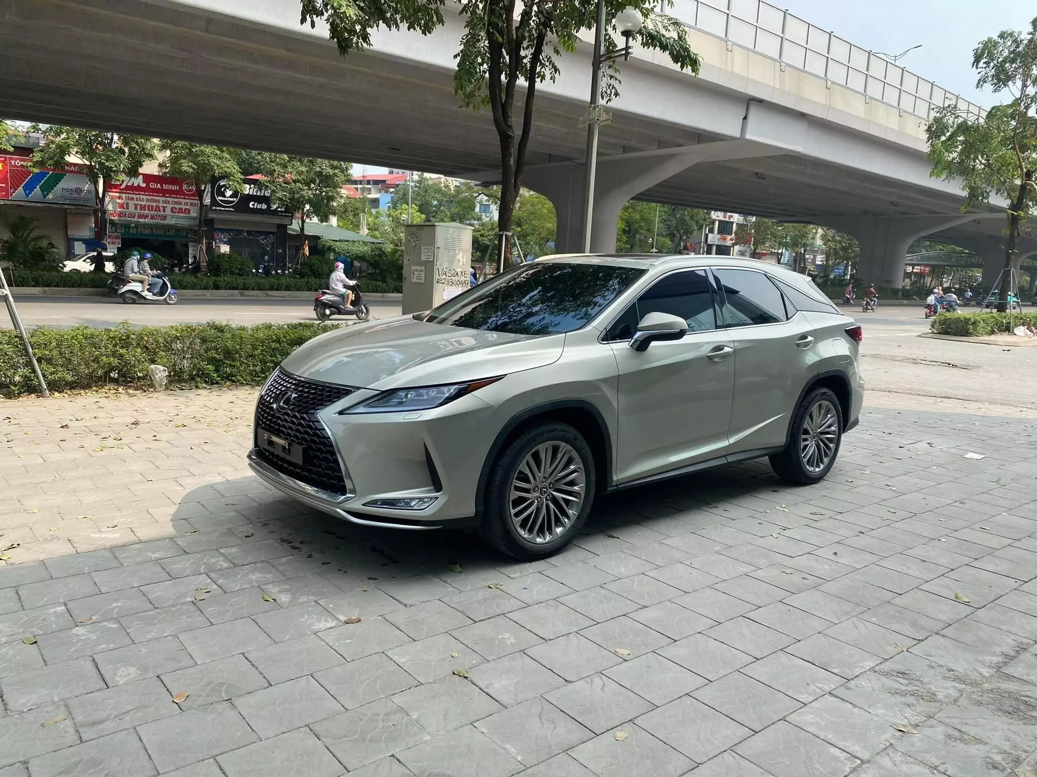 Bán Lexus RX300, sản xuất 2020, màu Titan cực đep, xe 1 chủ.-1