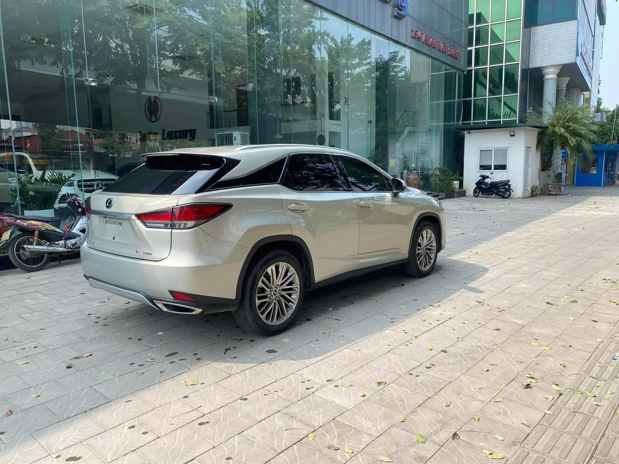 Bán Lexus RX300, sản xuất 2020, màu Titan cực đep, xe 1 chủ.-4