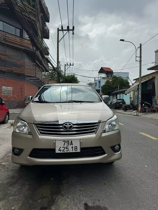 Bán xe Toyota innova 2.0E MT - 2013 - Giá 295 triệu .-2