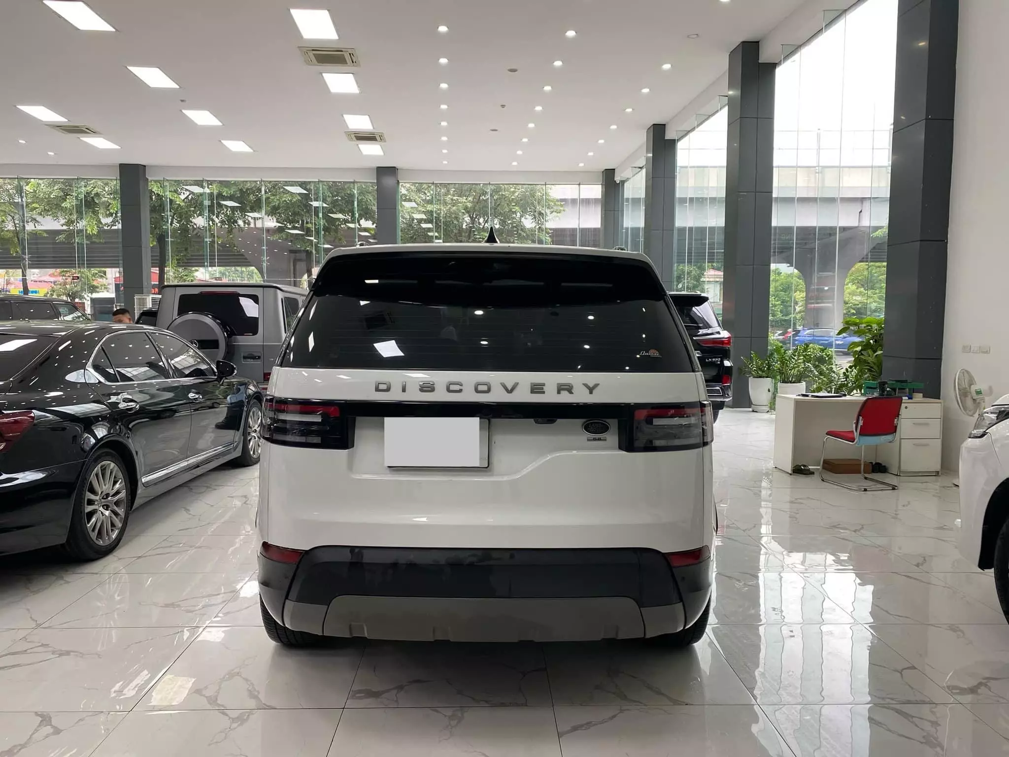 Bán Land Rover Discovery SE sản xuất 2017, chạy ít, xe siêu mới.-3