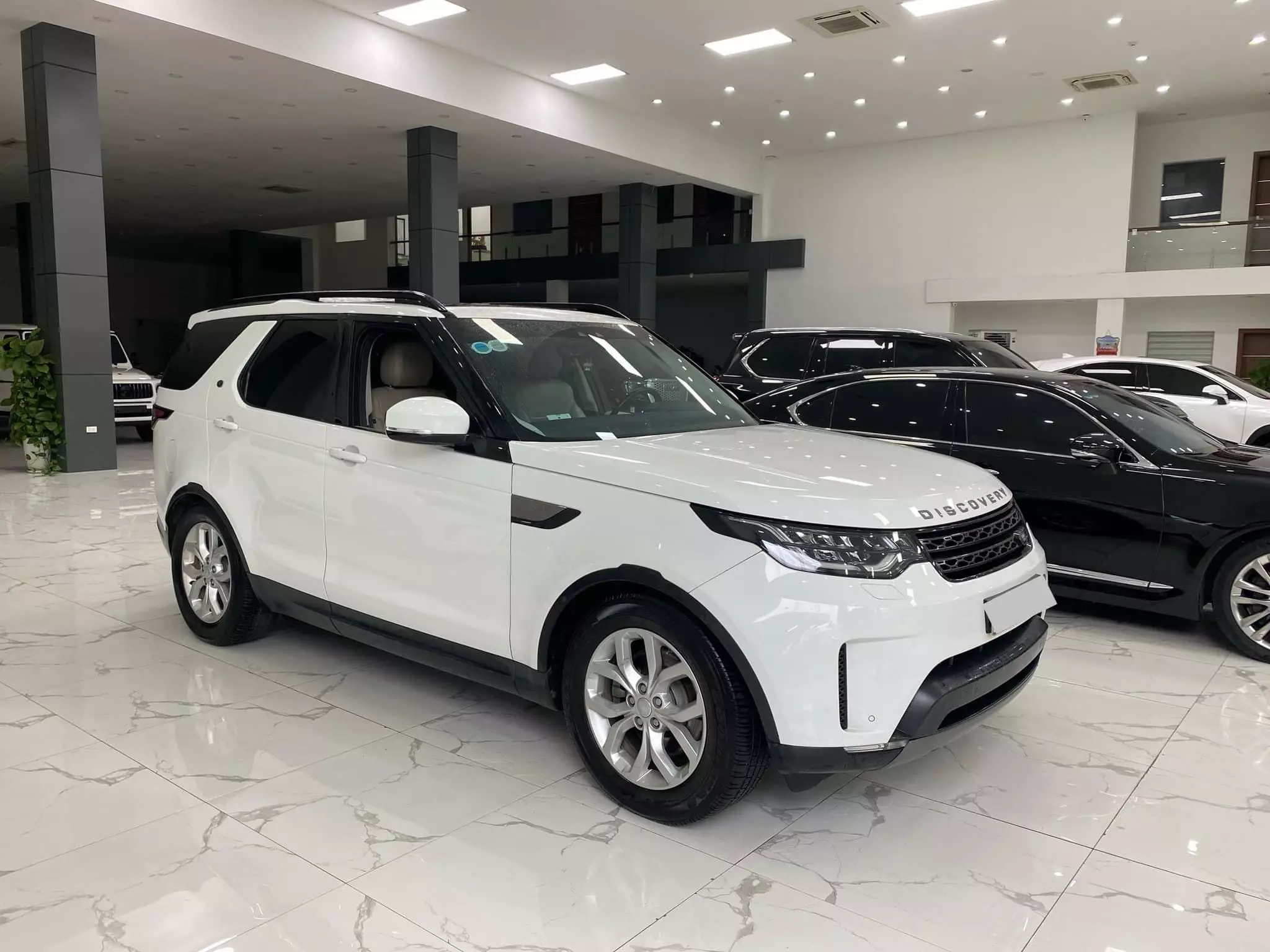 Bán Land Rover Discovery SE sản xuất 2017, chạy ít, xe siêu mới.-2