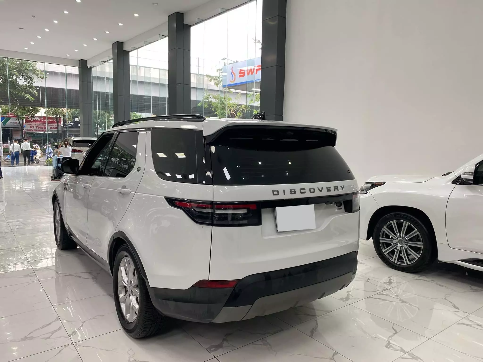 Bán Land Rover Discovery SE sản xuất 2017, chạy ít, xe siêu mới.-4