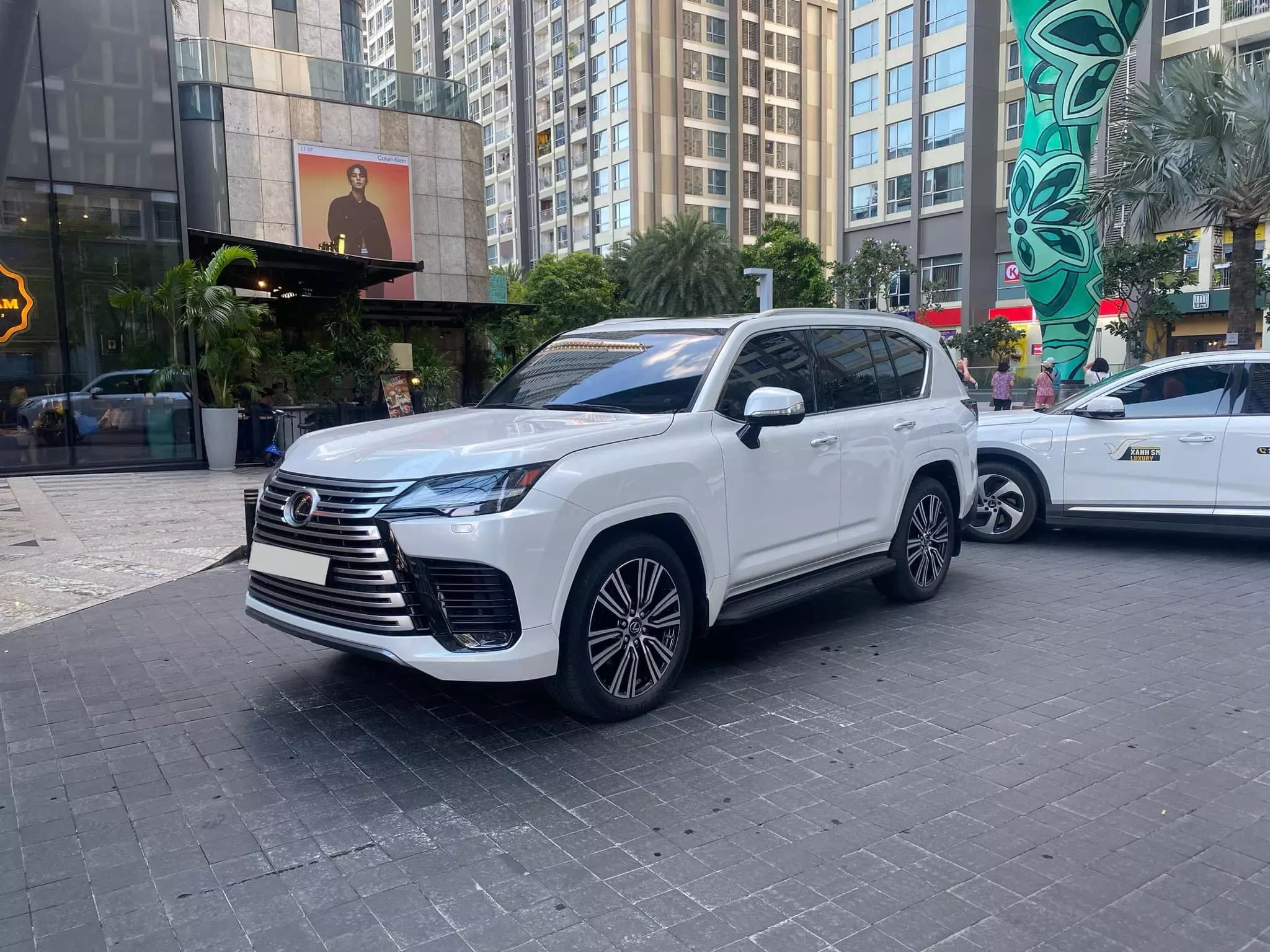 Bán Lexus LX600 7 chỗ, sản xuất 2023, lăn bánh 6 ngàn KM, mới 99,99%-1