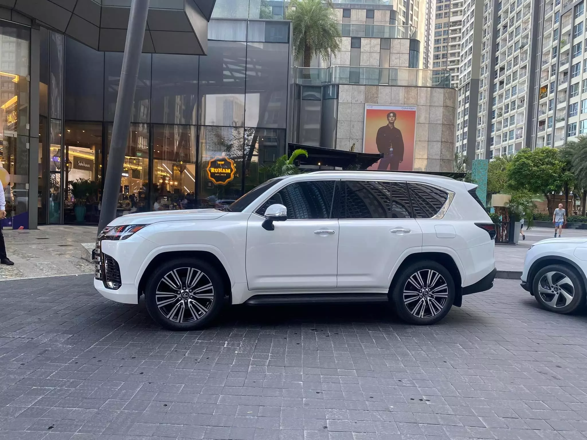 Bán Lexus LX600 7 chỗ, sản xuất 2023, lăn bánh 6 ngàn KM, mới 99,99%-2