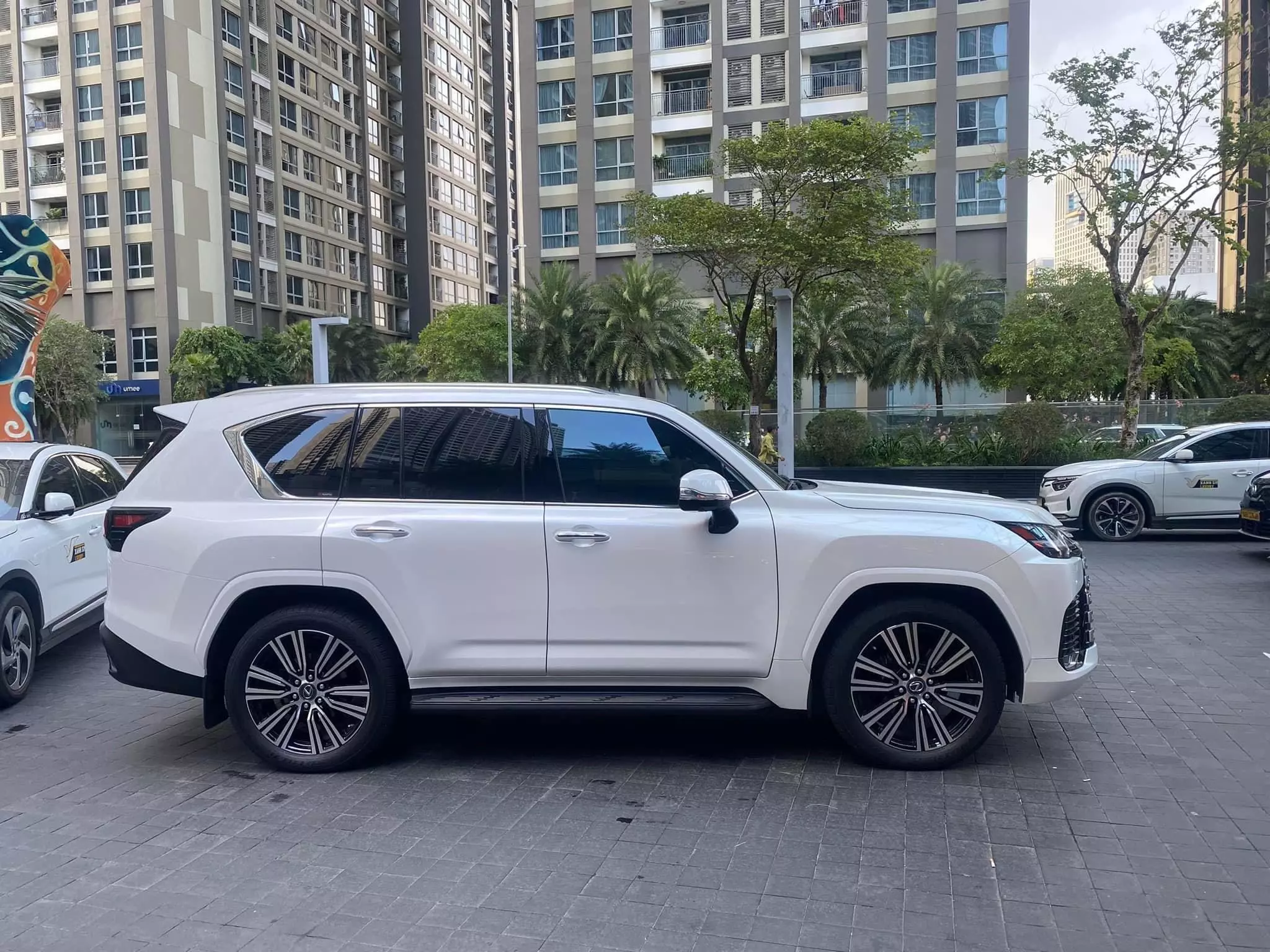 Bán Lexus LX600 7 chỗ, sản xuất 2023, lăn bánh 6 ngàn KM, mới 99,99%-4