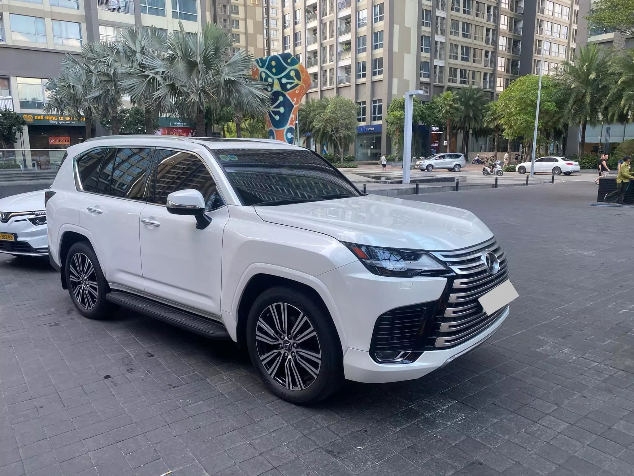 Bán Lexus LX600 7 chỗ, sản xuất 2023, lăn bánh 6 ngàn KM, mới 99,99%-3