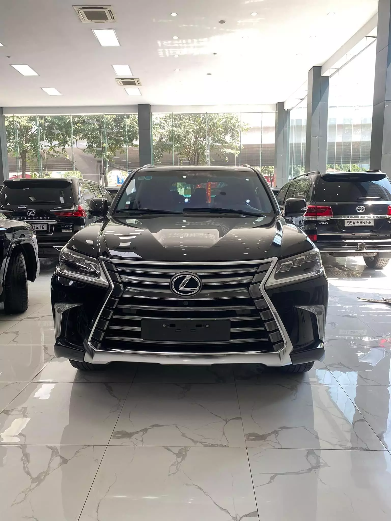 Bán Lexus LX570 sản xuất 2020, lăn bánh cực ít, 1 chủ từ mới.-0