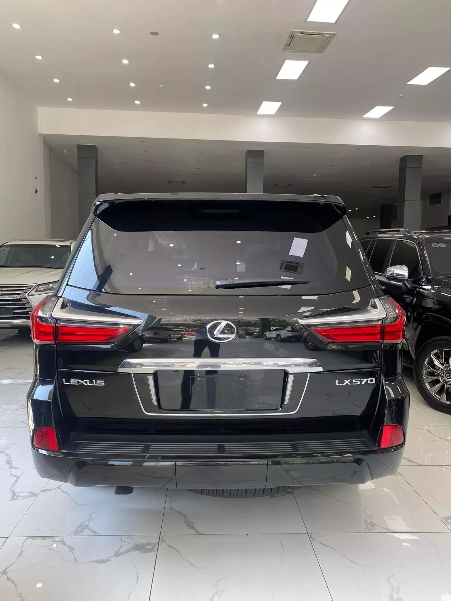 Bán Lexus LX570 sản xuất 2020, lăn bánh cực ít, 1 chủ từ mới.-2