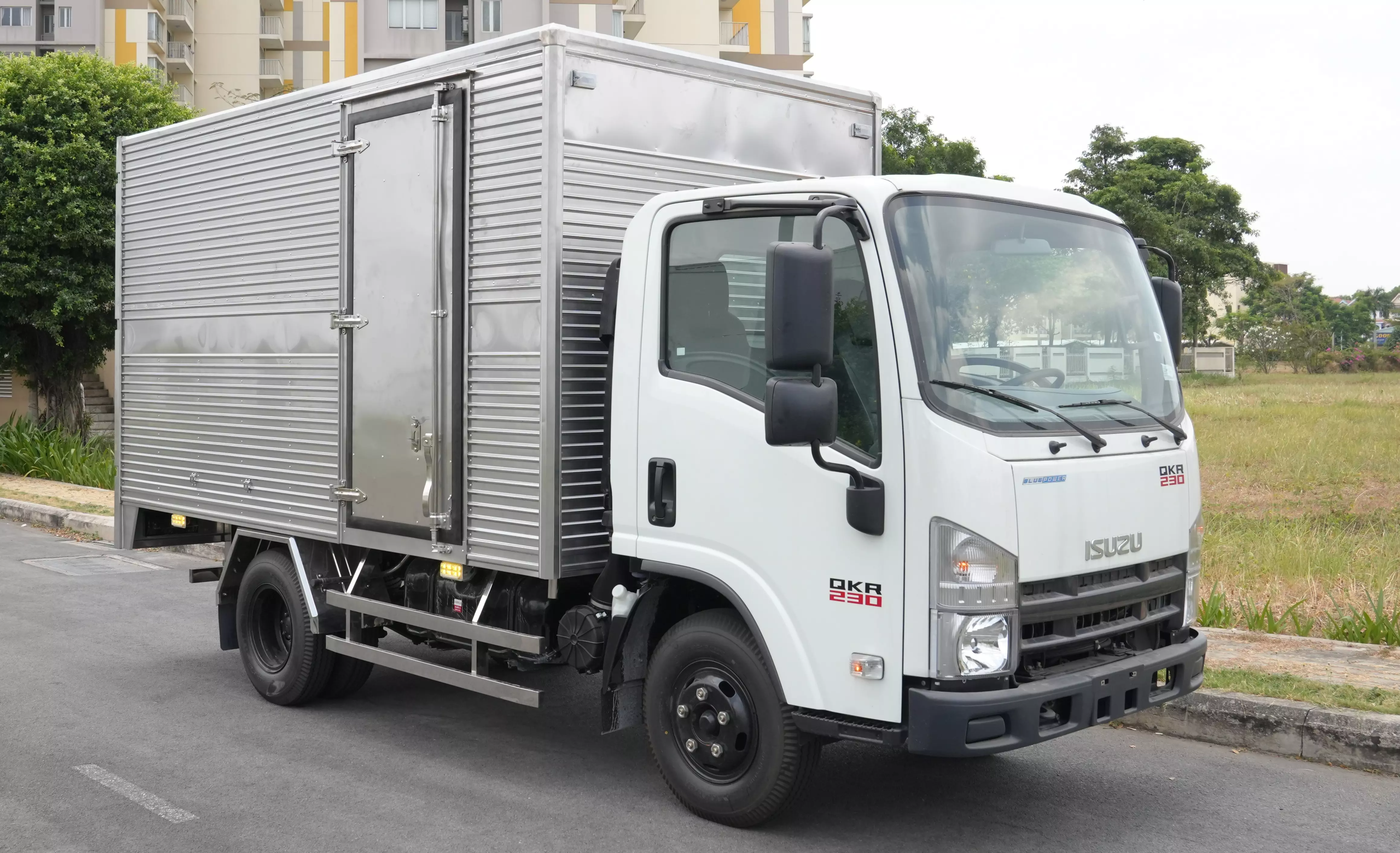 Bán xe tải Isuzu QKR230 thùng kín-0