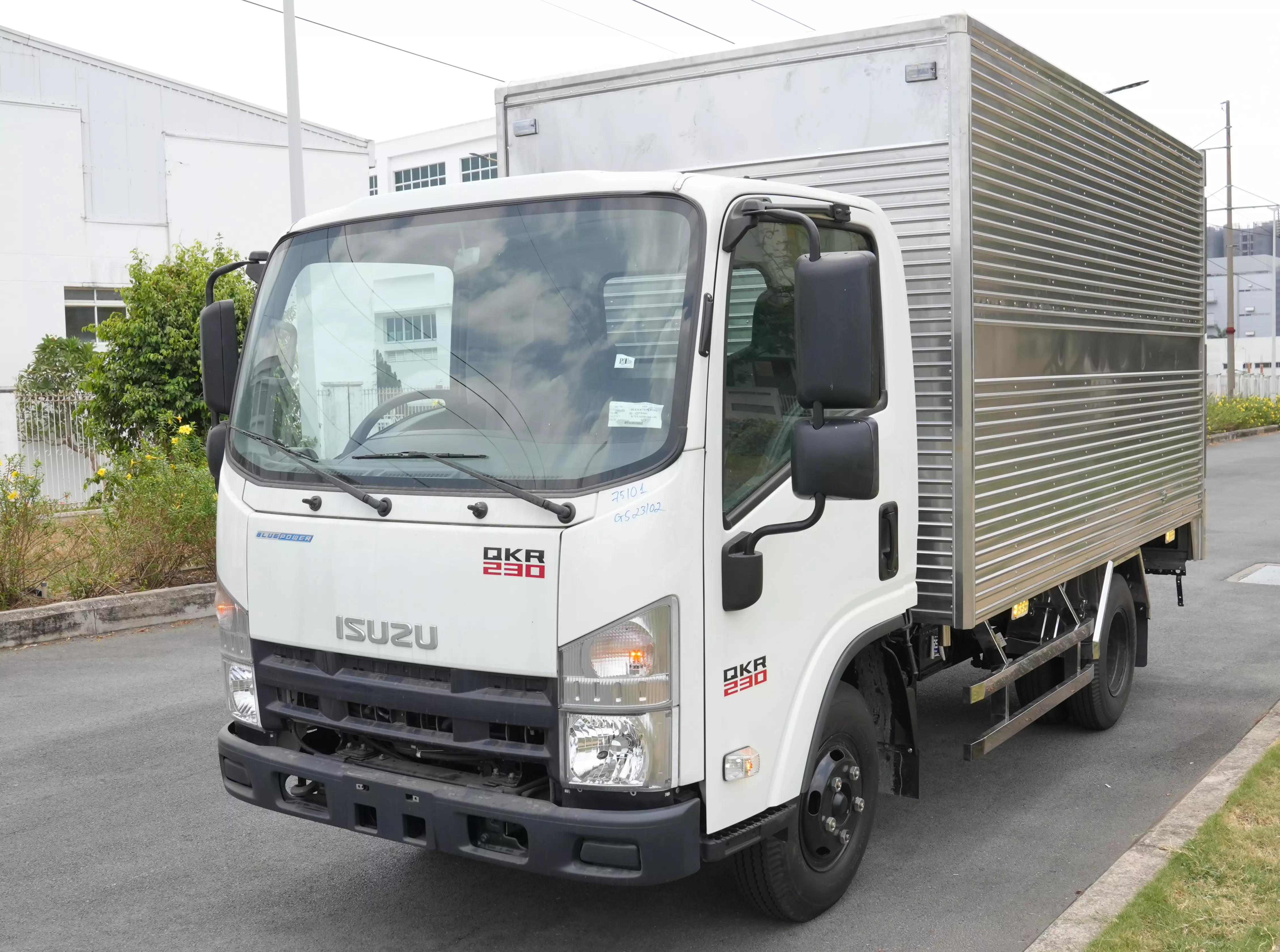 Bán xe tải Isuzu QKR230 thùng kín-1